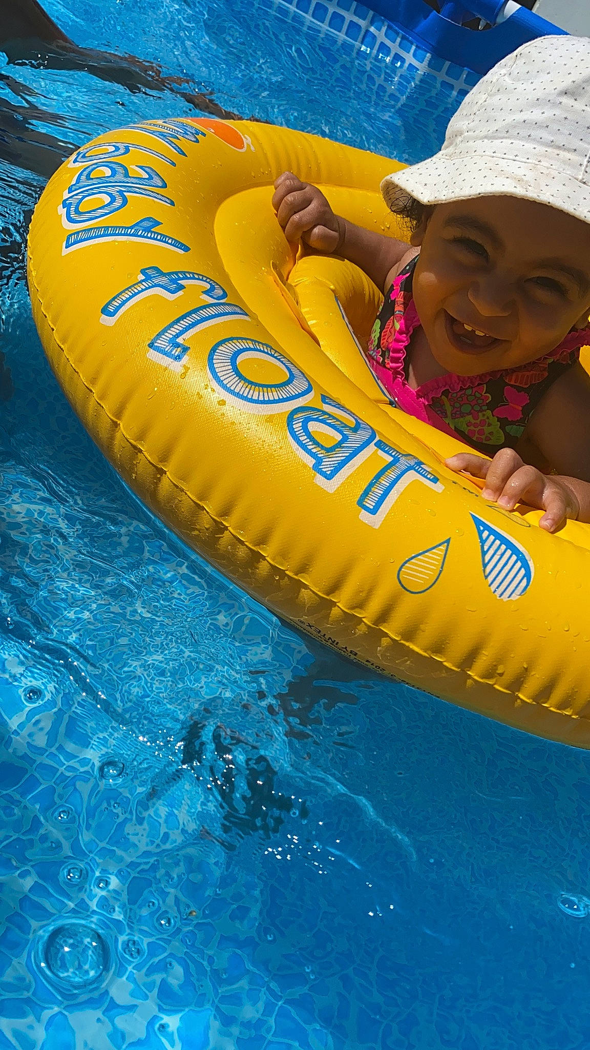 Besma a rejoint le concours — aidez-le/la à gagner de superbes lots ! baby_float, baby_products, child, fun, games, headwear, inflatable, joy, leisure, lifebuoy, lifejacket, nonbuilding_structure, person, personal_protective_equipment, plant, product, recreation, smile, swimming_pool, tubing