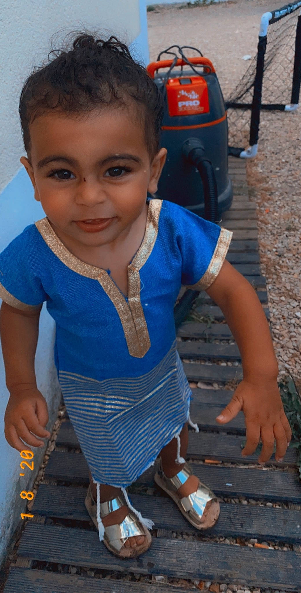 Besma participe au concours pour gagner de l'argent avec cette photo : adaptation, blue, child, electric_blue, person, play, sitting, smile, toddler