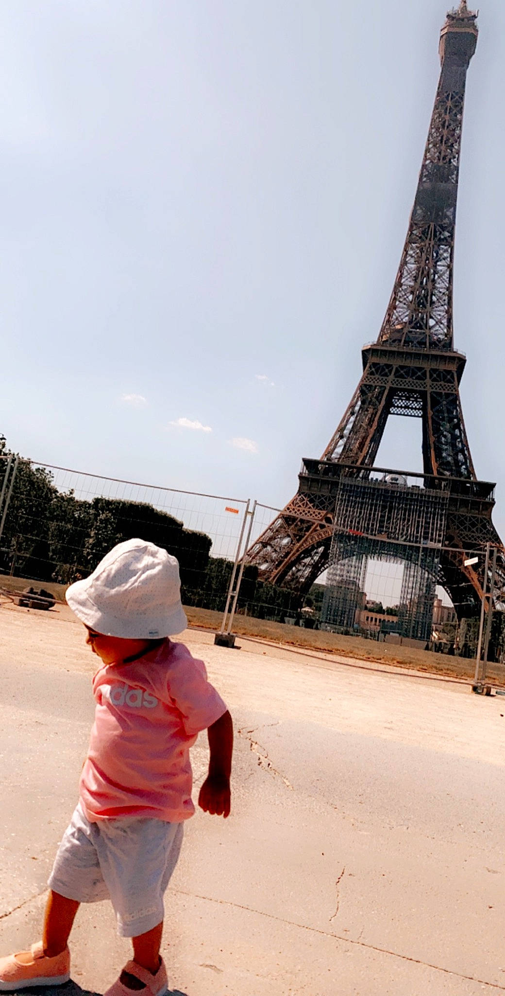 Besma participe au concours pour gagner de l'argent avec cette photo : child, fun, landmark, person, photography, tourism, tower, travel, vacation