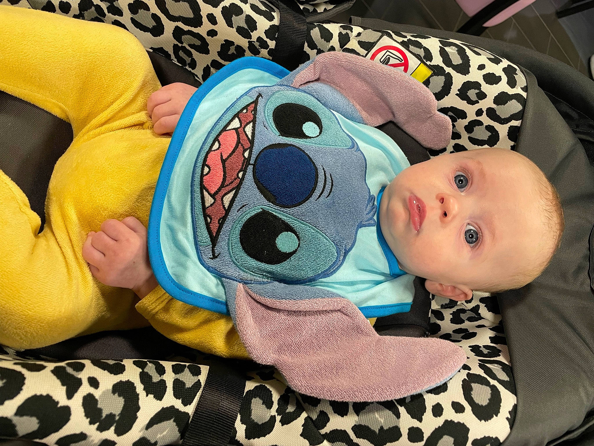 Tiago a rejoint le concours — aidez-le/la à gagner de superbes lots ! baby, baby_products, baby_sleeping, baby_toddler_clothing, bag, cheek, child, comfort, happy, headgear, lap, linens, nap, pattern, person, sitting, sleep, sleeve, stuffed_toy, thigh