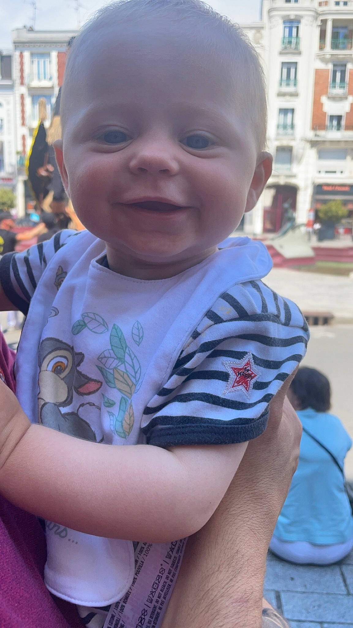 Tiago a rejoint le concours — aidez-le/la à gagner de superbes lots ! baby, baby_toddler_clothing, child, event, facial_expression, fun, grass, hairstyle, happy, iris, leisure, person, pink, plant, recreation, sitting, skin, smile, summer, t_shirt