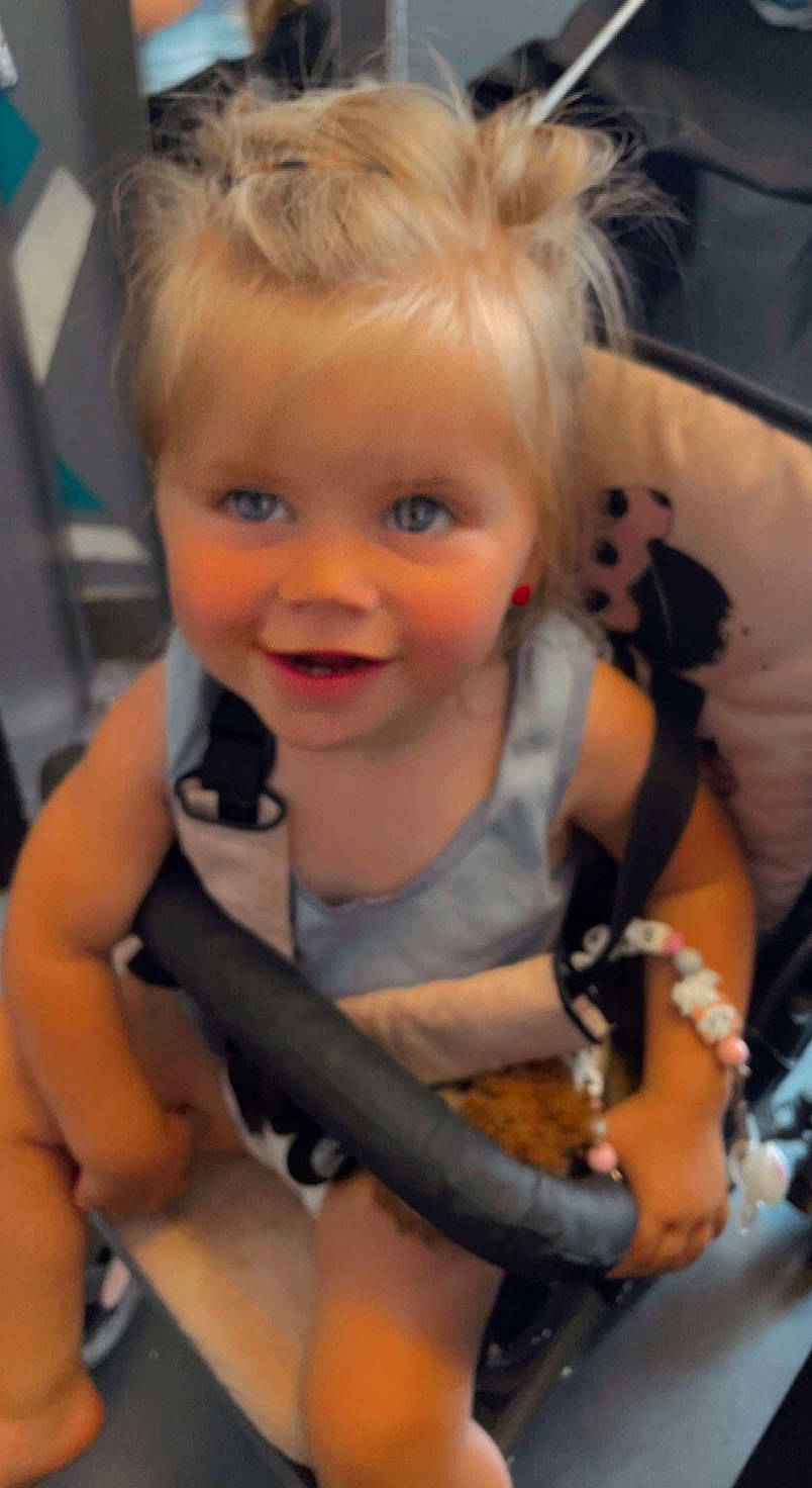 Shanalya a rejoint le concours — aidez-le/la à gagner de superbes lots ! baby_toddler_clothing, blond, cheek, chest, eye, eyebrow, eyelash, fun, hair, hairstyle, happy, head, iris, lip, organ, person, skin, smile, thumb, toddler