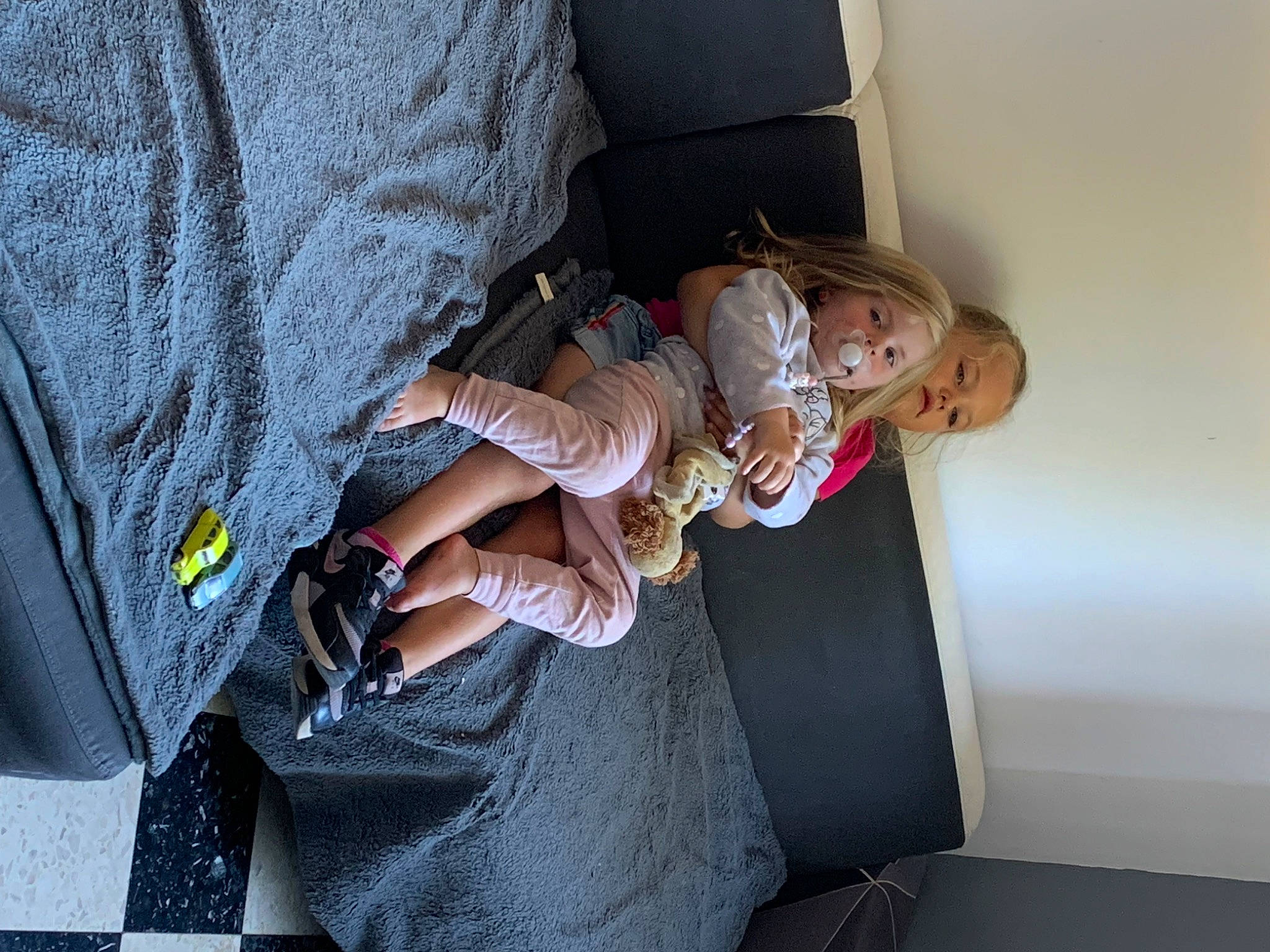 Shanalya a rejoint le concours — aidez-le/la à gagner de superbes lots ! baby, baby_products, baby_toddler_clothing, child, comfort, couch, dress, finger, foot, human_body, human_leg, knee, lap, linens, pattern, person, sitting, sleeve, sock, thigh