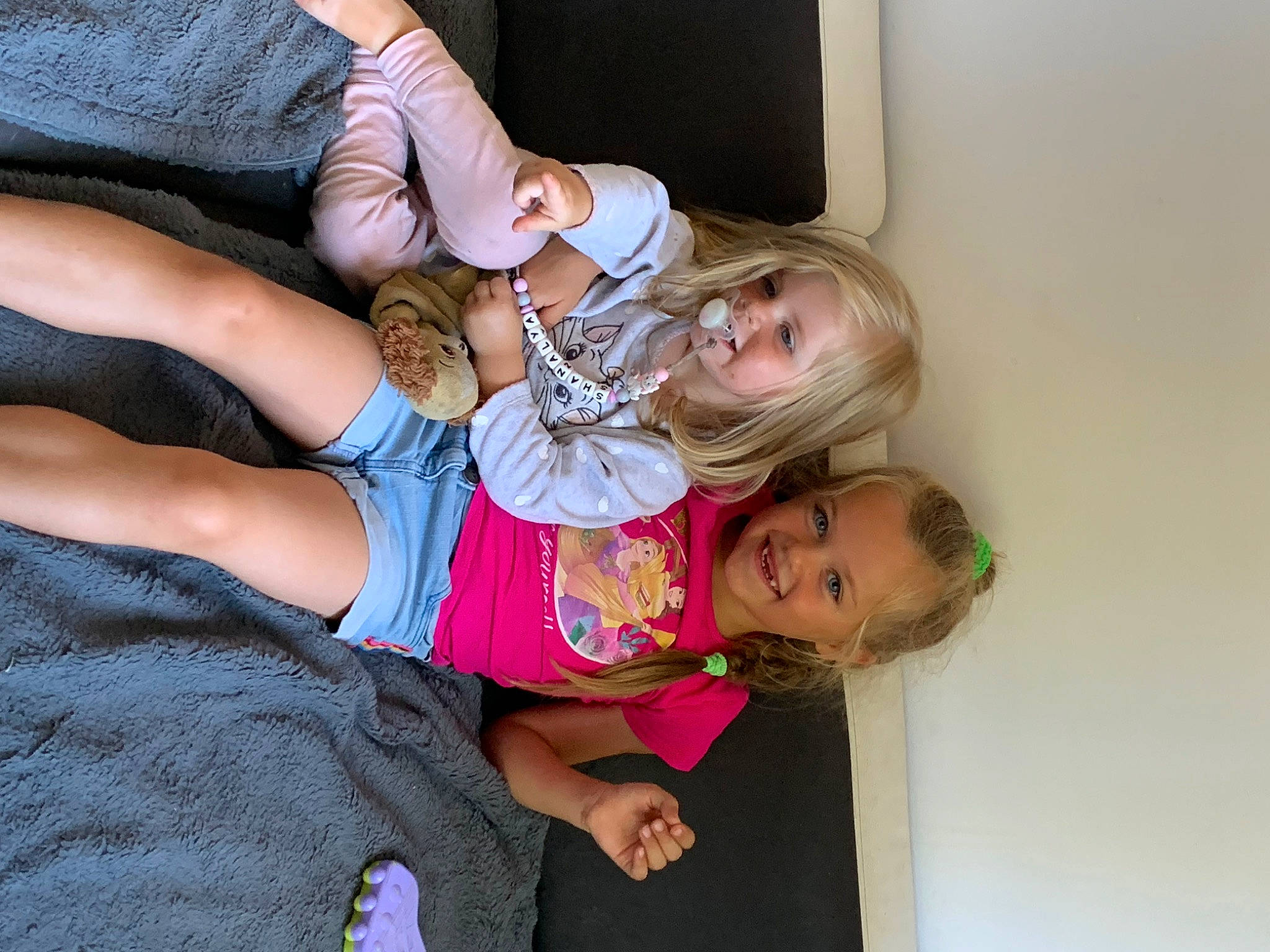 Shanalya a rejoint le concours — aidez-le/la à gagner de superbes lots ! arm, baby, baby_toddler_clothing, comfort, elbow, finger, fun, gesture, hand, happy, joint, joy, mouth, person, shoulder, skin, smile, television, toddler, tree