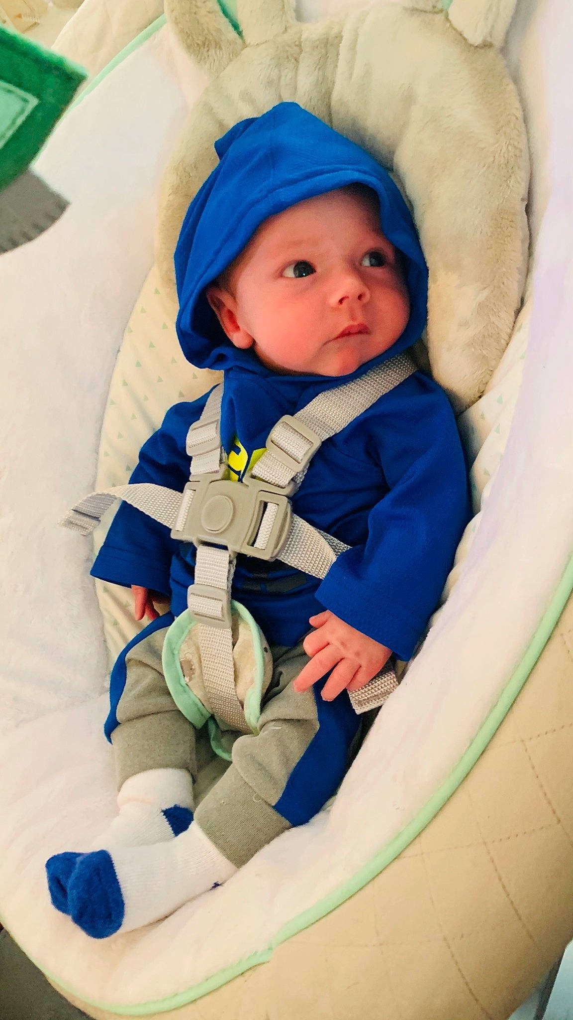 Jackson a rejoint le concours — aidez-le/la à gagner de superbes lots ! azure, baby, baby_products, baby_safety, baby_sleeping, baby_toddler_clothing, blue, cheek, child, comfort, eye, headwear, hood, nose, person, skin, sock, toddler