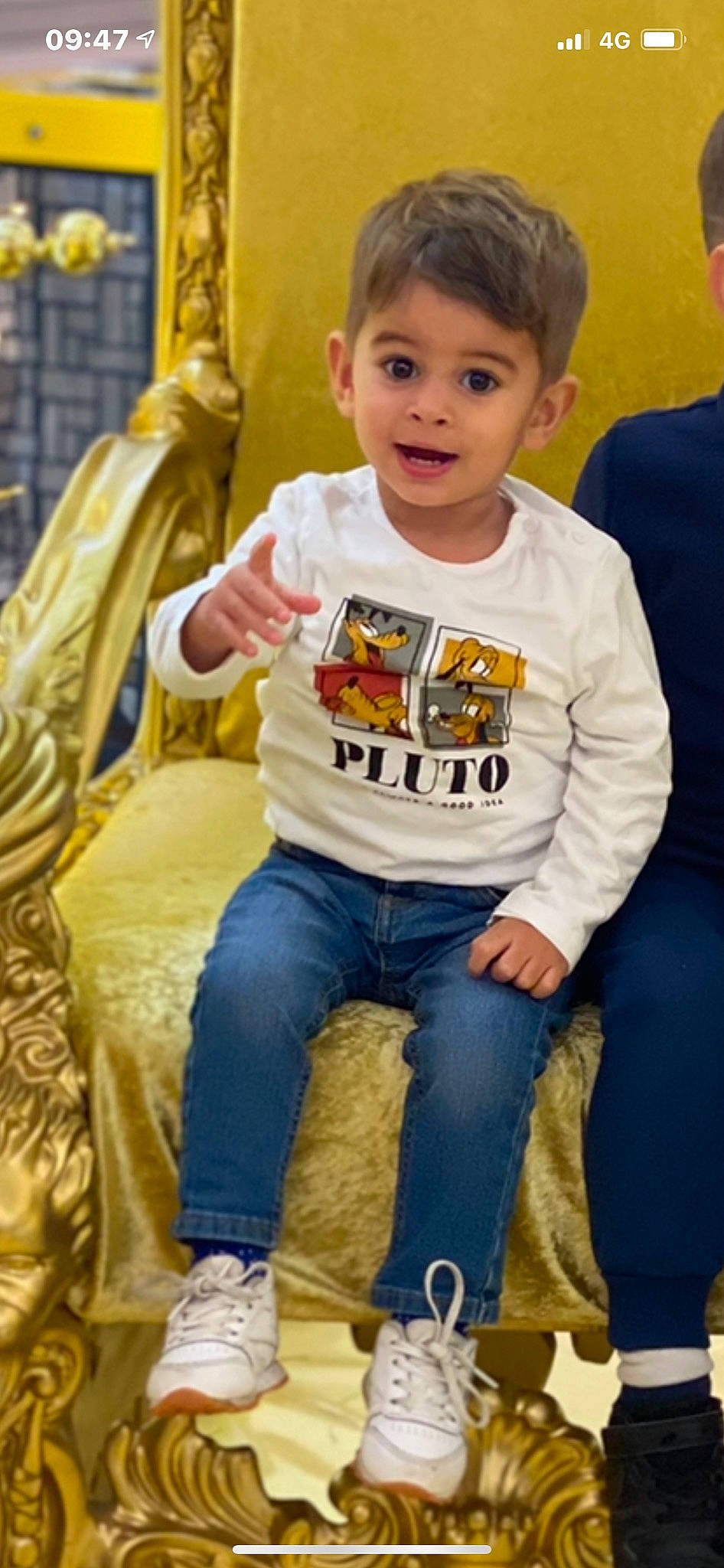 Juanico participe au concours pour gagner de l'argent avec cette photo : baby, baby_toddler_clothing, cheek, child, chin, eye, fun, hairstyle, happy, head, jeans, leg, leisure, people, person, photograph, skin, sleeve, smile, toddler