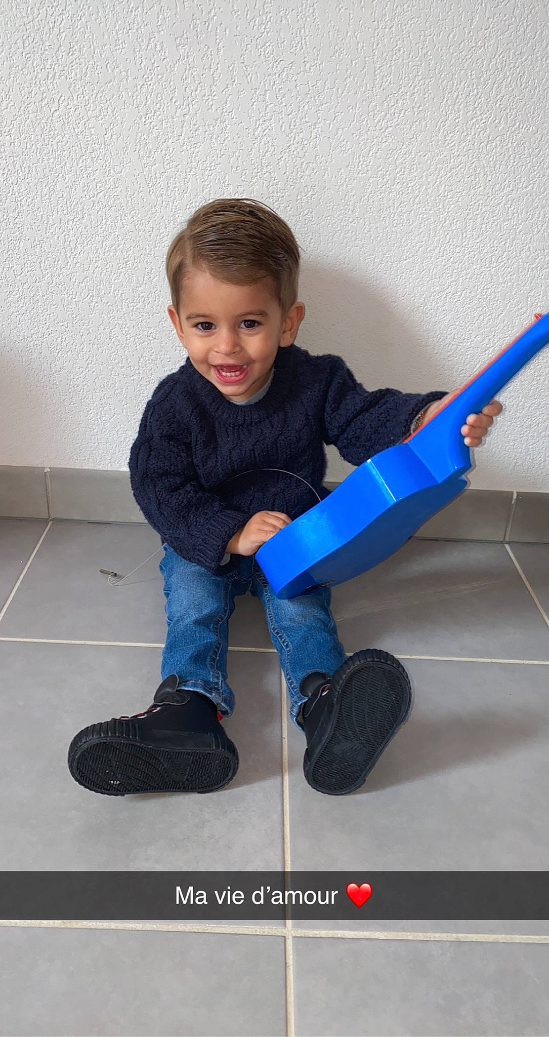 Juanico participe au concours pour gagner de l'argent avec cette photo : arm, denim, elbow, electric_blue, flash_photography, floor, flooring, human_body, human_leg, joy, knee, leg, outdoor_shoe, person, shoe, sleeve, smile, sneakers, sock, t_shirt