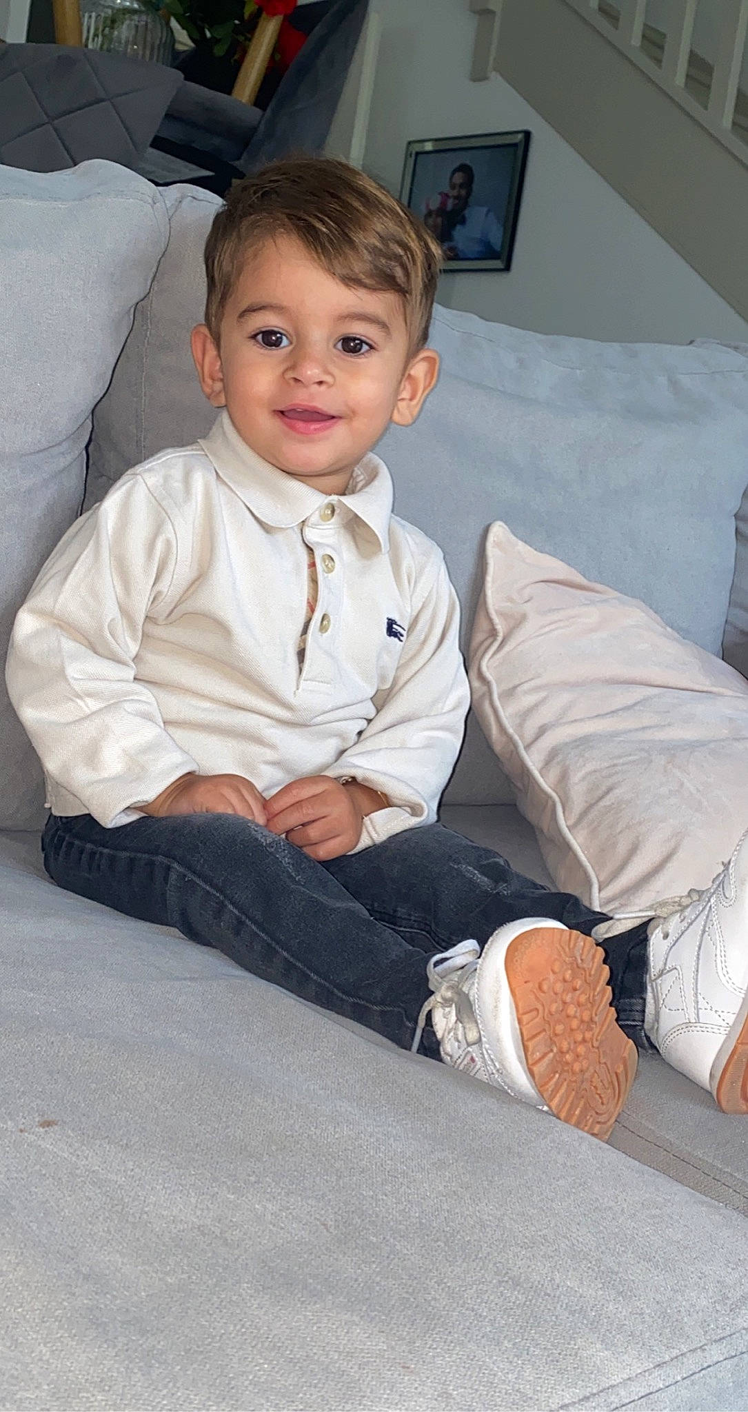 Juanico a rejoint le concours — aidez-le/la à gagner de superbes lots ! baby, baby_toddler_clothing, child, comfort, dress_shirt, eye, flash_photography, flooring, formal_wear, happy, human_leg, joy, knee, leg, person, sitting, sleeve, smile, sock, tie