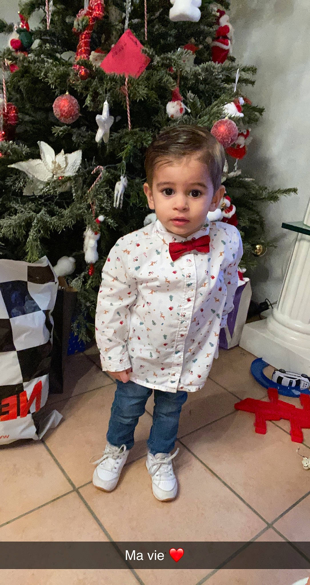 Juanico a rejoint le concours — aidez-le/la à gagner de superbes lots ! baby_toddler_clothing, child, christmas, christmas_decoration, christmas_eve, christmas_ornament, christmas_tree, clothing, event, happy, holiday, holiday_ornament, ornament, pattern, person, red, sleeve, standing, toddler, white