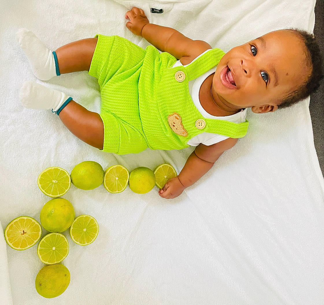 Ethan participe au concours pour gagner de l'argent avec cette photo : baby, baby_safety, baby_toddler_clothing, child, circle, comfort, elbow, finger, flooring, fun, gesture, happy, infant_bodysuit, person, sleeve, smile, sportswear, textile, thigh, thumb