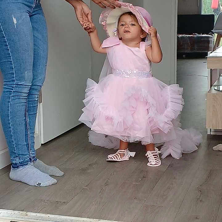 Branda Devert a rejoint le concours — aidez-le/la à gagner de superbes lots ! adult_hand, carpet, chair, child, cute, door, flooring, footwear, hat, helping_hand, home_interior, indoor, jeans, learning_to_walk, person, pink_dress, socks, table, toddler, window