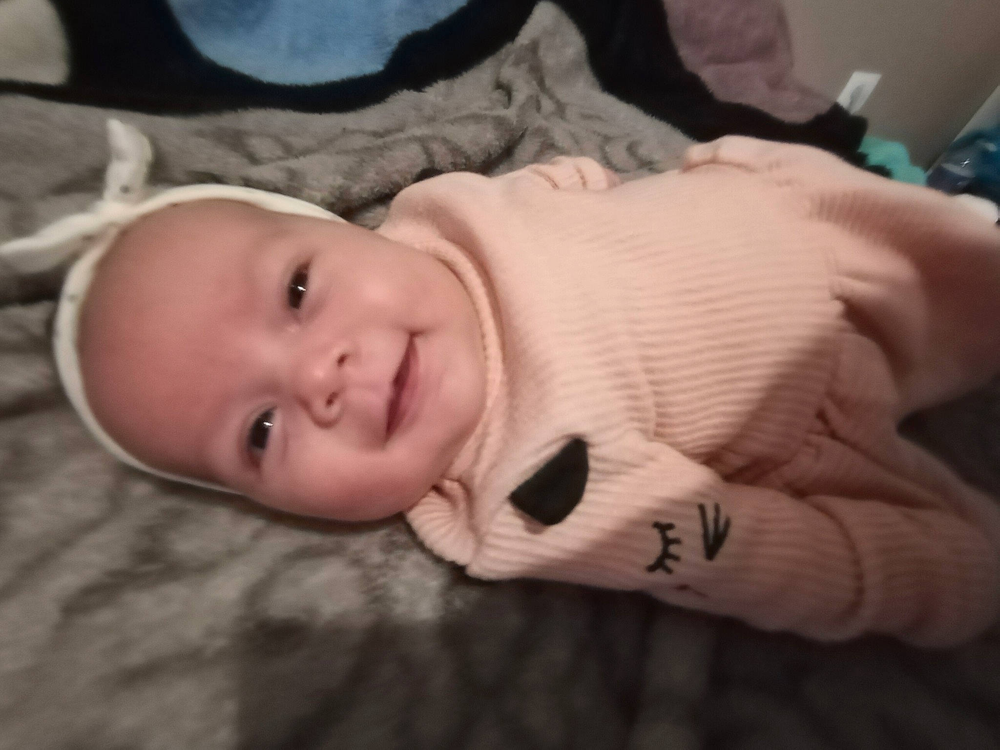 Jannah a rejoint le concours — aidez-le/la à gagner de superbes lots ! baby_toddler_clothing, cheek, comfort, facial_expression, finger, linens, lip, person, skin, textile, toddler