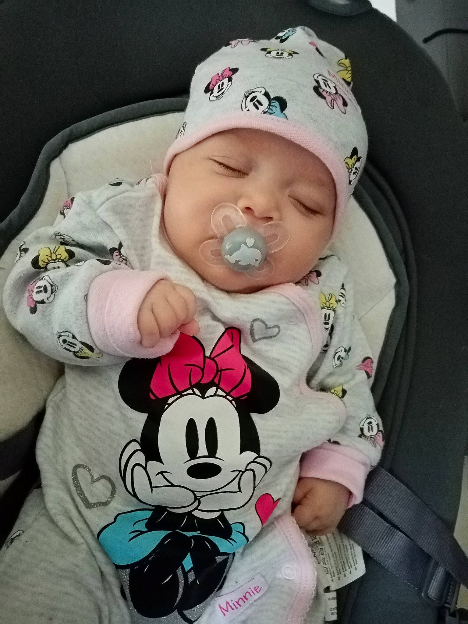 Jannah a rejoint le concours — aidez-le/la à gagner de superbes lots ! baby, baby_carriage, baby_in_car_seat, baby_products, baby_safety, baby_sleeping, baby_toddler_clothing, baby_toys, car_seat, cheek, child, comfort, cool, headwear, infant_bed, nap, person, plush, product, sleep