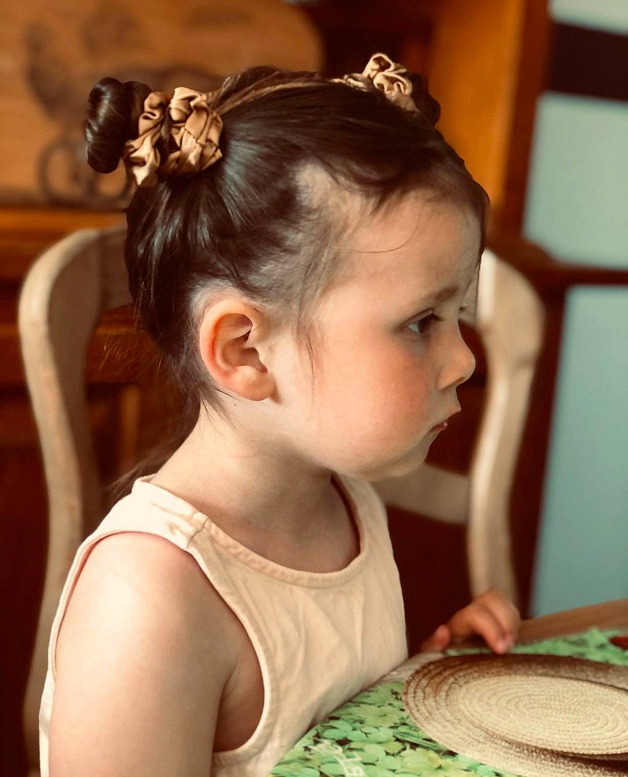 Léana participe au concours pour gagner de l'argent avec cette photo : baby_toddler_clothing, black_hair, bridal_accessory, brown_hair, child, clothing, ear, eyebrow, eyelash, fashion_accessory, happy, headband, headpiece, jewellery, long_hair, pattern, person, room, sitting, tiara