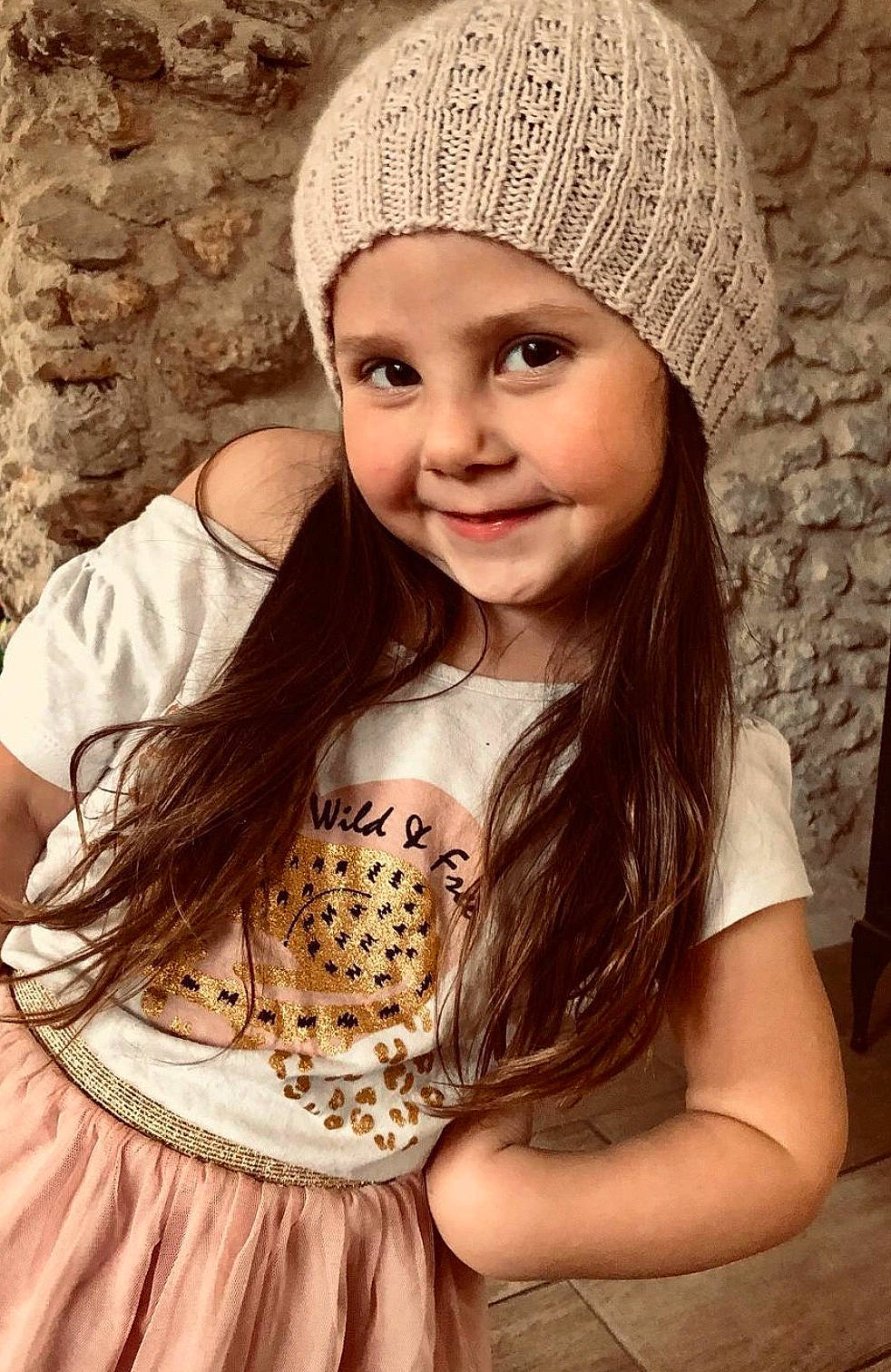 Léana a rejoint le concours — aidez-le/la à gagner de superbes lots ! cap, clothing, eye, fashion, flash_photography, hair, happy, head, headgear, headwear, human, joy, light, lip, organ, person, photograph, pink, skin, sleeve