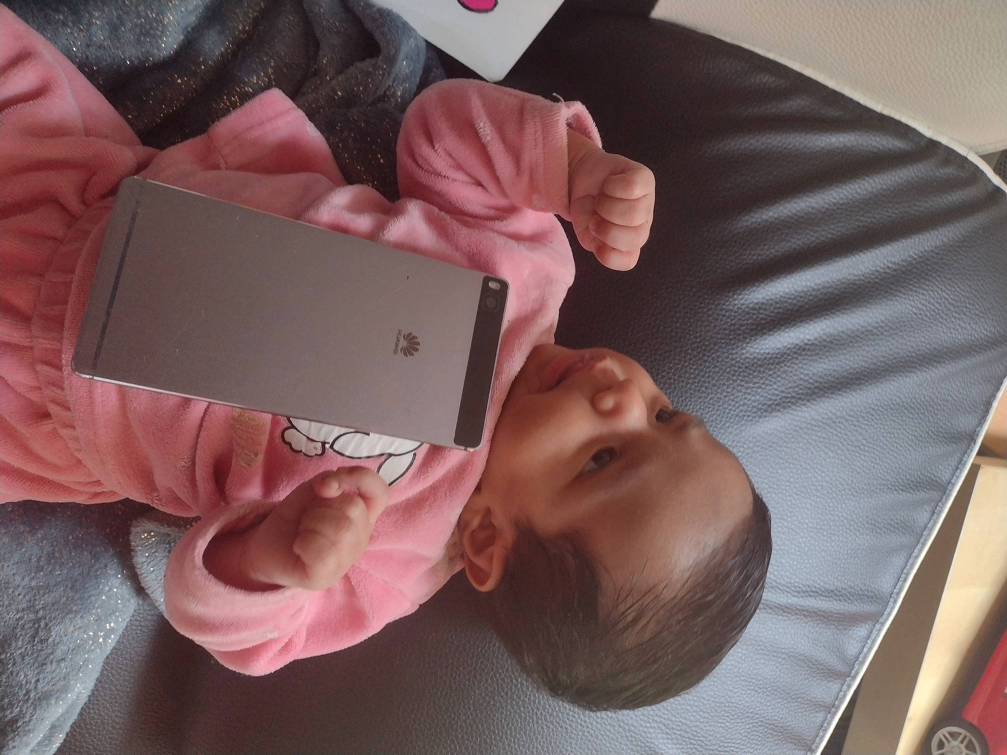 Dayana participe au concours pour gagner de l'argent avec cette photo : baby, baby_toddler_clothing, child, comfort, communication_device, electronic_device, finger, gadget, gesture, hand, human_body, linens, mobile_phone, nail, person, pink, portable_communications_device, sleeve, thumb, toddler