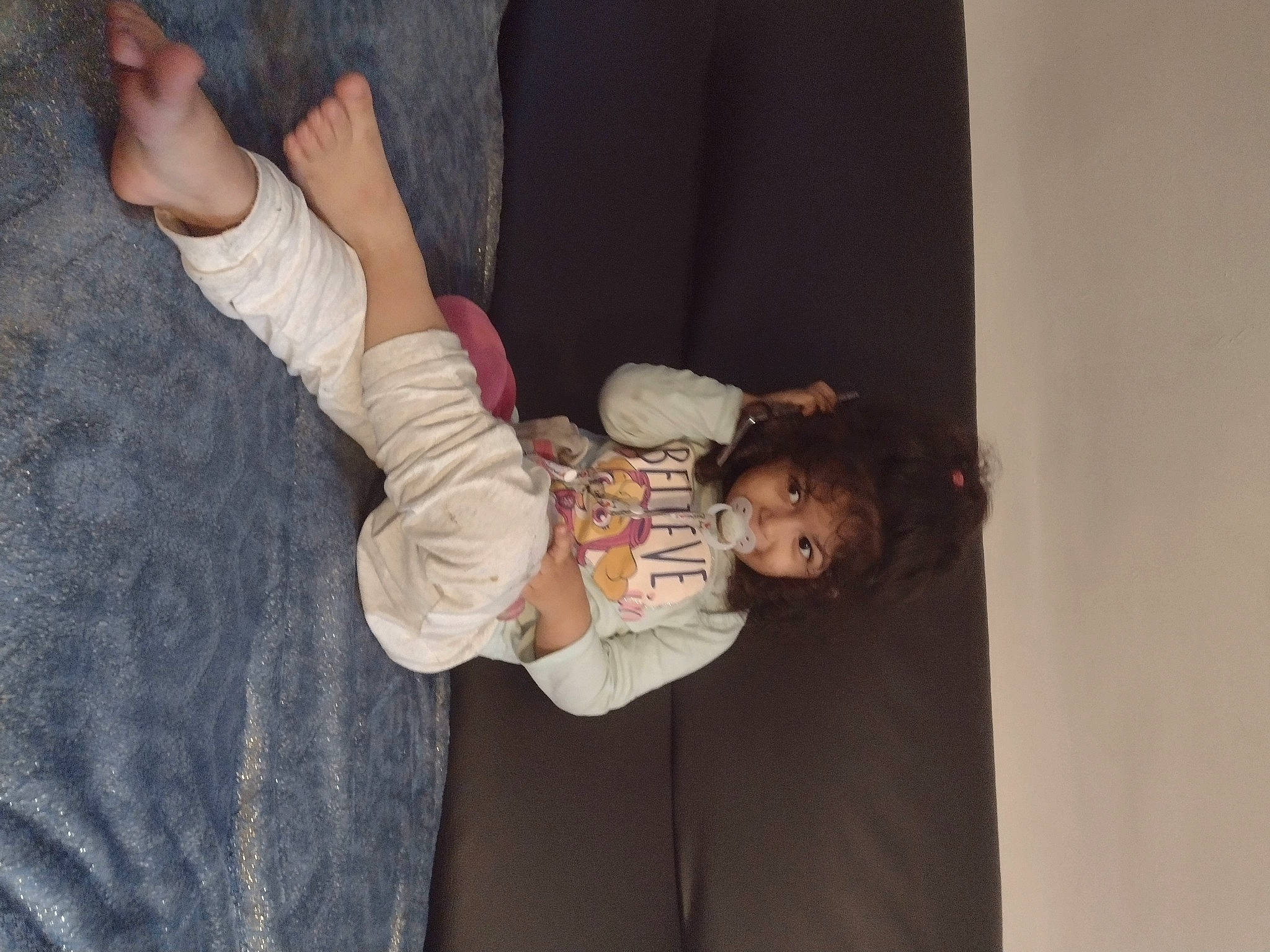 Inaya a rejoint le concours — aidez-le/la à gagner de superbes lots ! baby, baby_toddler_clothing, cheek, child, comfort, event, finger, fun, gesture, happy, human_body, outerwear, person, room, sitting, skin, sleeve, thumb, toddler, tree