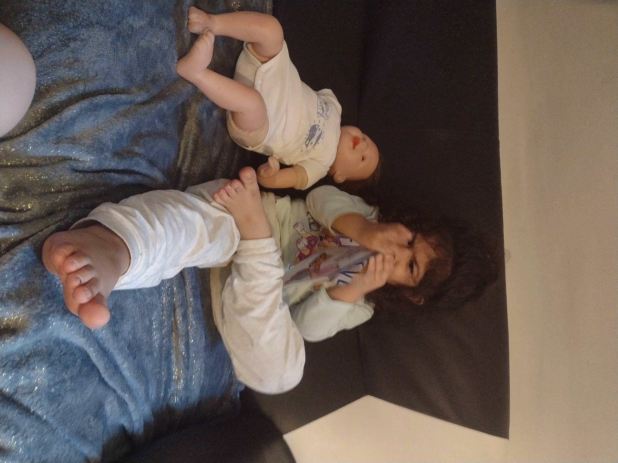 Inaya participe au concours pour gagner de l'argent avec cette photo : arm, baby, child, clothing, comfort, denim, elbow, event, finger, fun, gesture, human_leg, jeans, leg, person, plant, t_shirt, thigh, toddler, tree