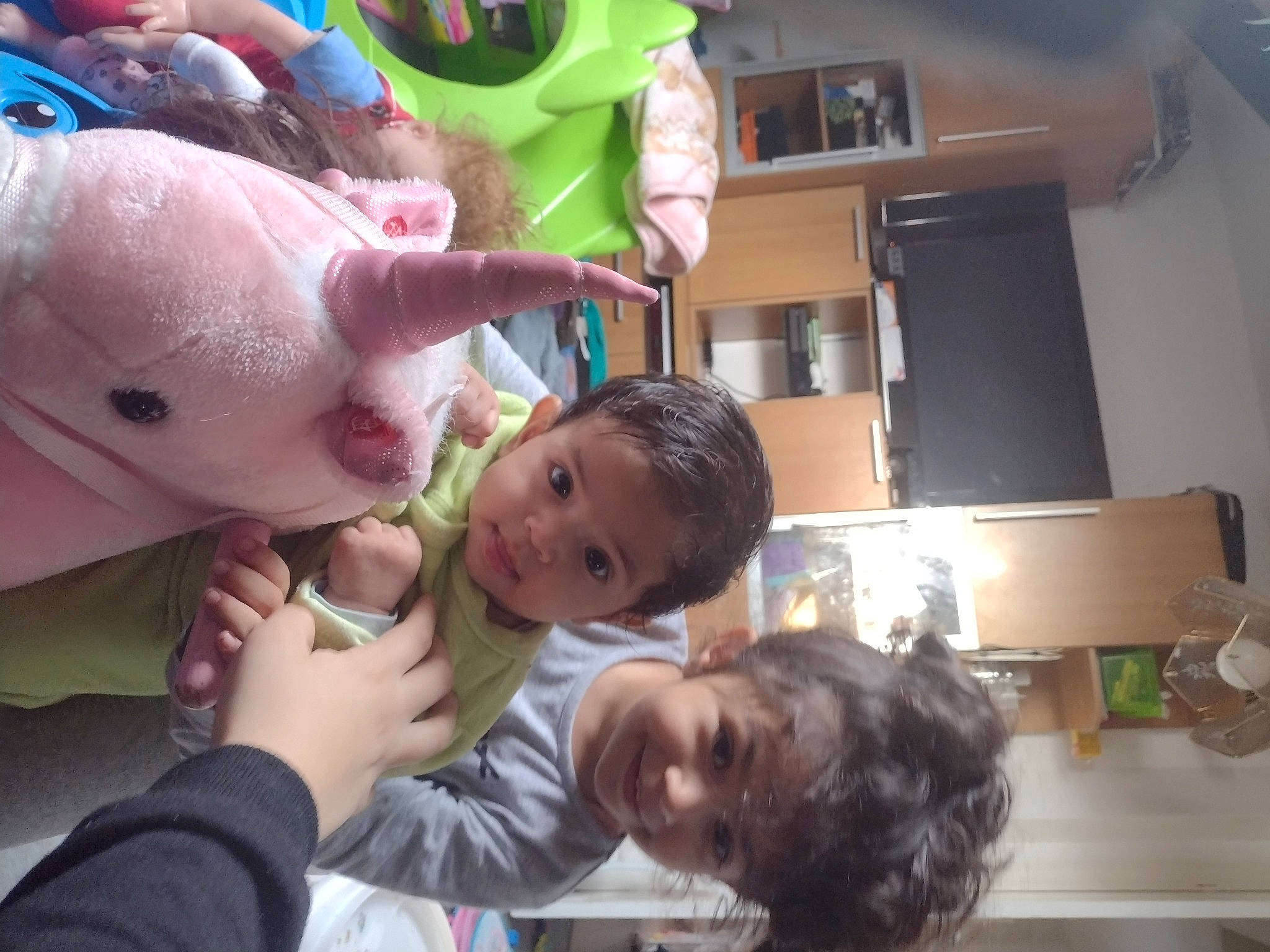 Inaya a rejoint le concours — aidez-le/la à gagner de superbes lots ! baby, box, child, ear, event, fawn, fun, gesture, hand, happy, joy, mouth, nose, person, room, shelf, shipping_box, skin, snapshot, toddler