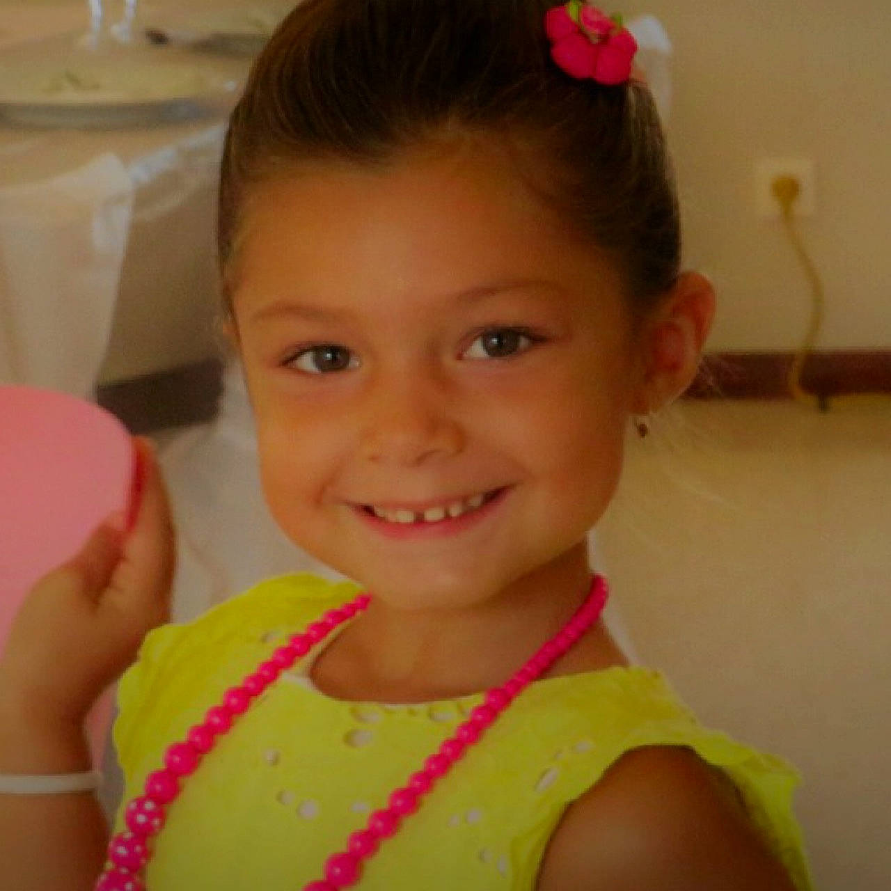 Maria participe au concours pour gagner de l'argent avec cette photo : cheek, child, ear, eye, eyebrow, eyelash, face, facial_expression, forehead, happy, head, iris, joy, lip, neck, nose, organ, person, pink, skin