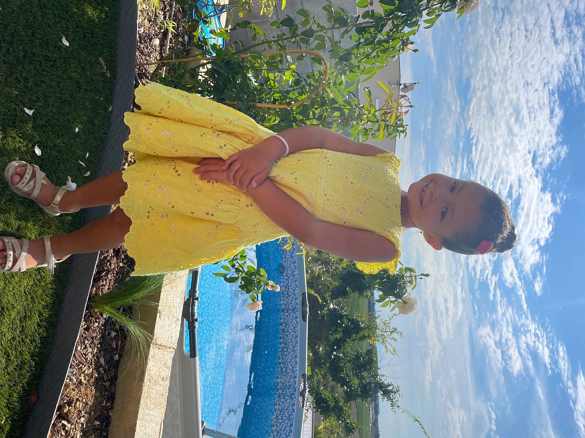 Maria a rejoint le concours — aidez-le/la à gagner de superbes lots ! arm, cloud, daytime, elbow, electric_blue, fun, grass, happy, human_leg, joy, leisure, people_in_nature, person, sky, sunlight, thigh, travel, tree, vacation, water