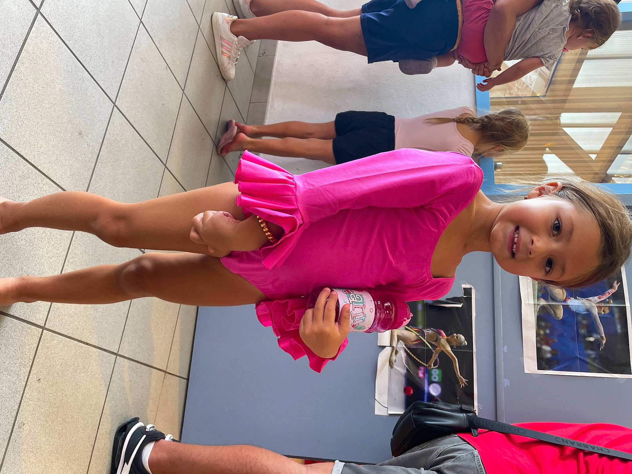 Maria participe au concours pour gagner de l'argent avec cette photo : active_tank, calf, chest, elbow, fun, human_leg, joint, joy, knee, leg, leisure, person, pink, red, shoe, shorts, smile, sneakers, sportswear, thigh