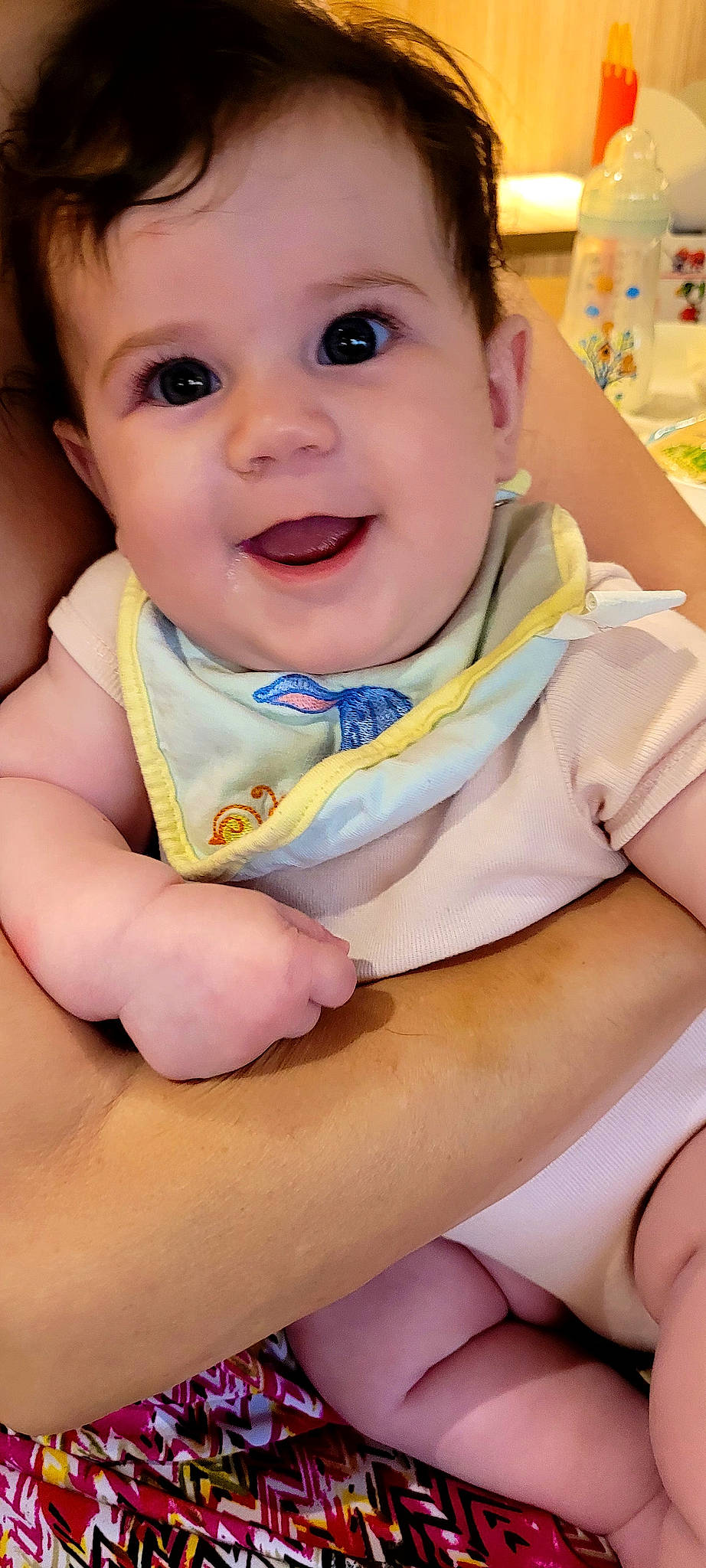 Alya a rejoint le concours — aidez-le/la à gagner de superbes lots ! baby, baby_products, baby_toddler_clothing, cheek, child, fashion_accessory, fun, gesture, happy, laugh, peach, person, pink, portrait_photography, sitting, skin, sleeve, smile, thigh, toddler