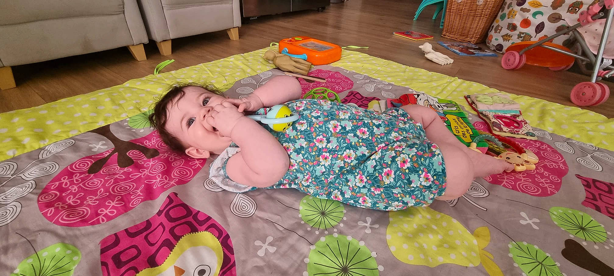 Alya a rejoint le concours — aidez-le/la à gagner de superbes lots ! baby, baby_toddler_clothing, bed_sheet, bedding, bedtime, child, comfort, flooring, fun, grass, green, hardwood, leisure, linens, mechanical_fan, nap, pattern, person, pink, room