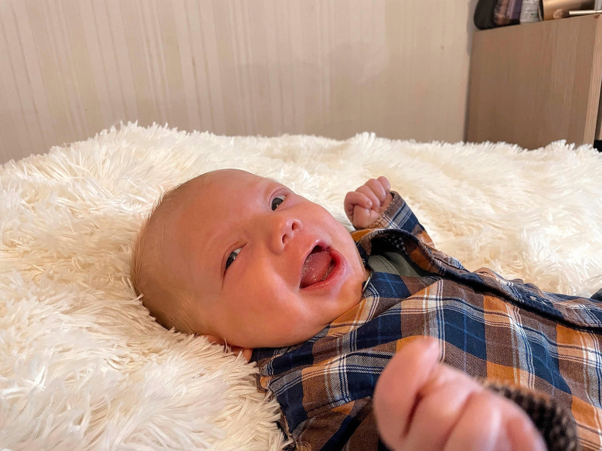 Elyo participe au concours pour gagner de l'argent avec cette photo : baby, bedding, bedtime, comfort, couch, eye, fur, happy, linens, pattern, person, plaid, portrait_photography, room, sitting, smile, tartan, textile, throw_pillow, toddler