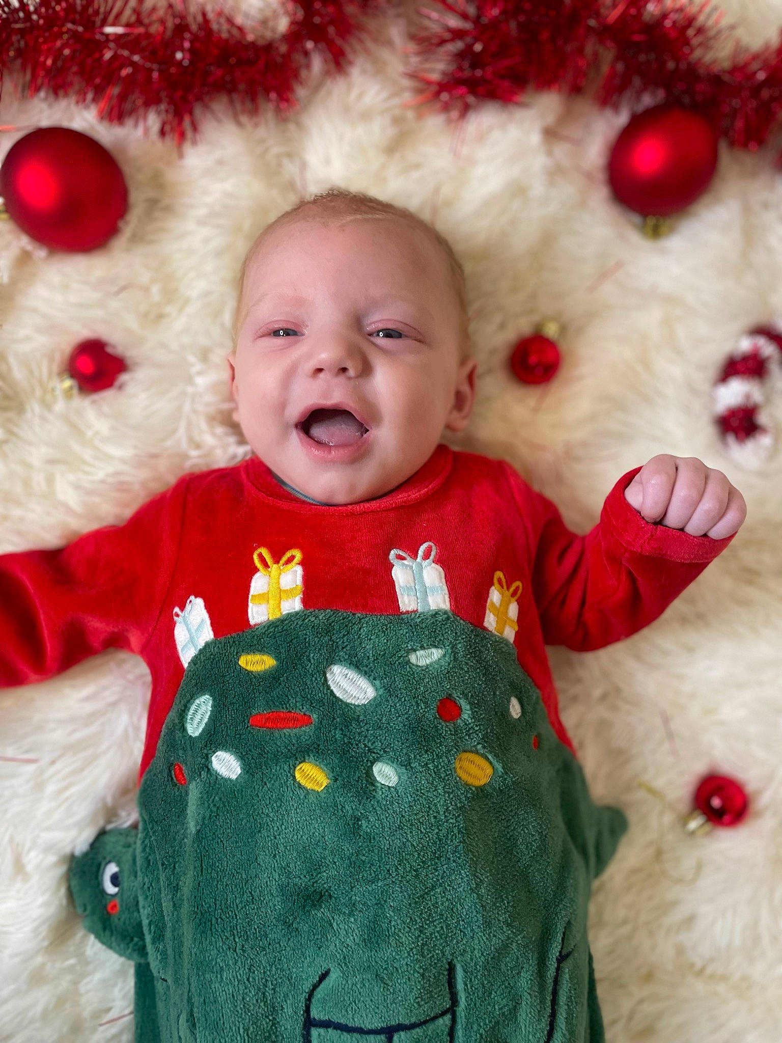 Elyo participe au concours pour gagner de l'argent avec cette photo : baby_toddler_clothing, cheek, child, face, facial_expression, fur, happy, head, mammal, outerwear, pattern, person, pink, product, red, skin, sleeve, smile, textile, toddler