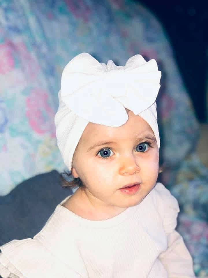 Hylona a rejoint le concours — aidez-le/la à gagner de superbes lots ! baby, baby_toddler_clothing, bonnet, bridal_accessory, cap, child, chin, costume_accessory, costume_hat, eyebrow, face, fashion_accessory, flash_photography, hair_accessory, happy, hat, headwear, lip, person, portrait_photography