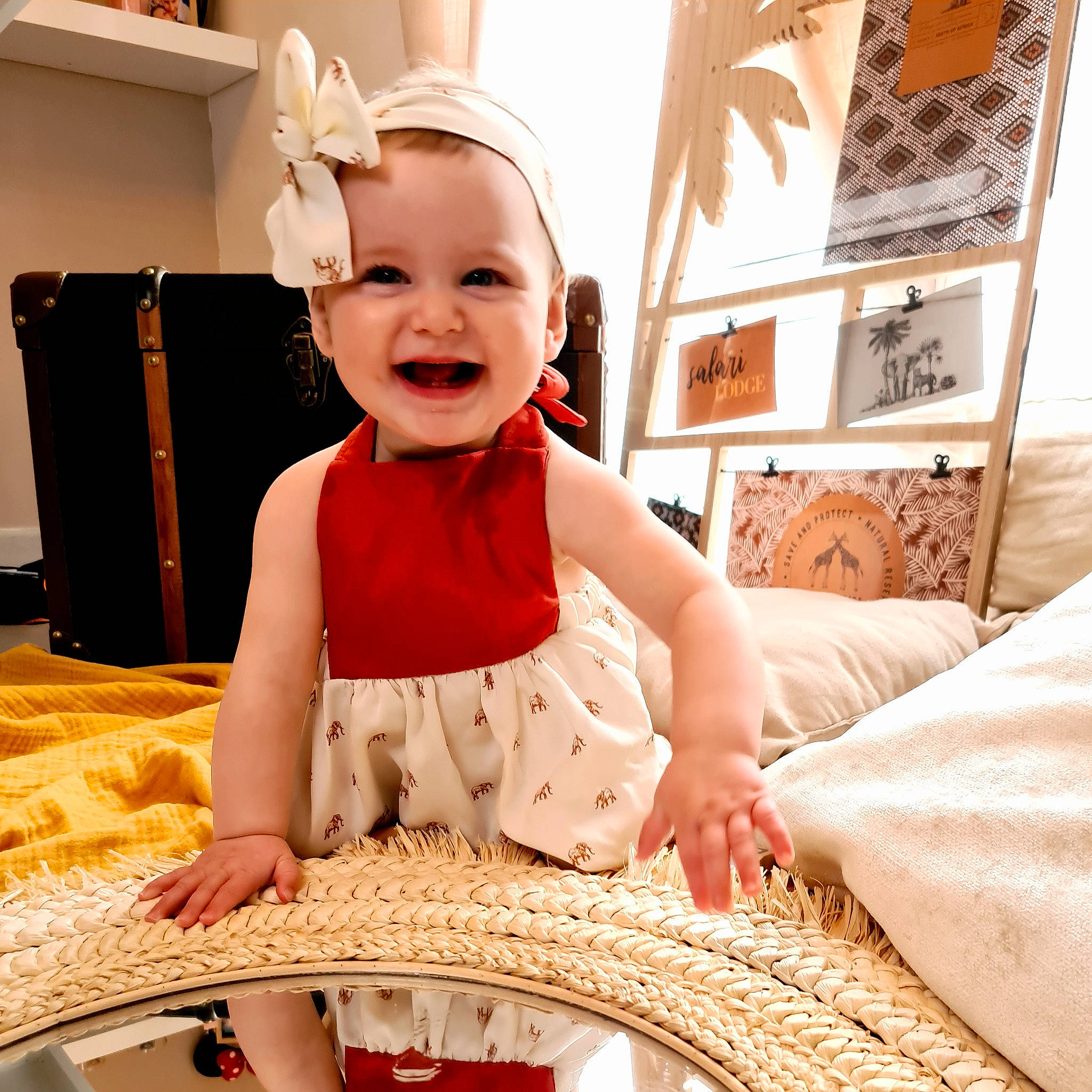 Léna a rejoint le concours — aidez-le/la à gagner de superbes lots ! baby, baby_toddler_clothing, child, clothing, comfort, flooring, fun, happy, home_accessories, joy, linens, orange, pattern, person, play, room, sitting, sleeve, smile, t_shirt