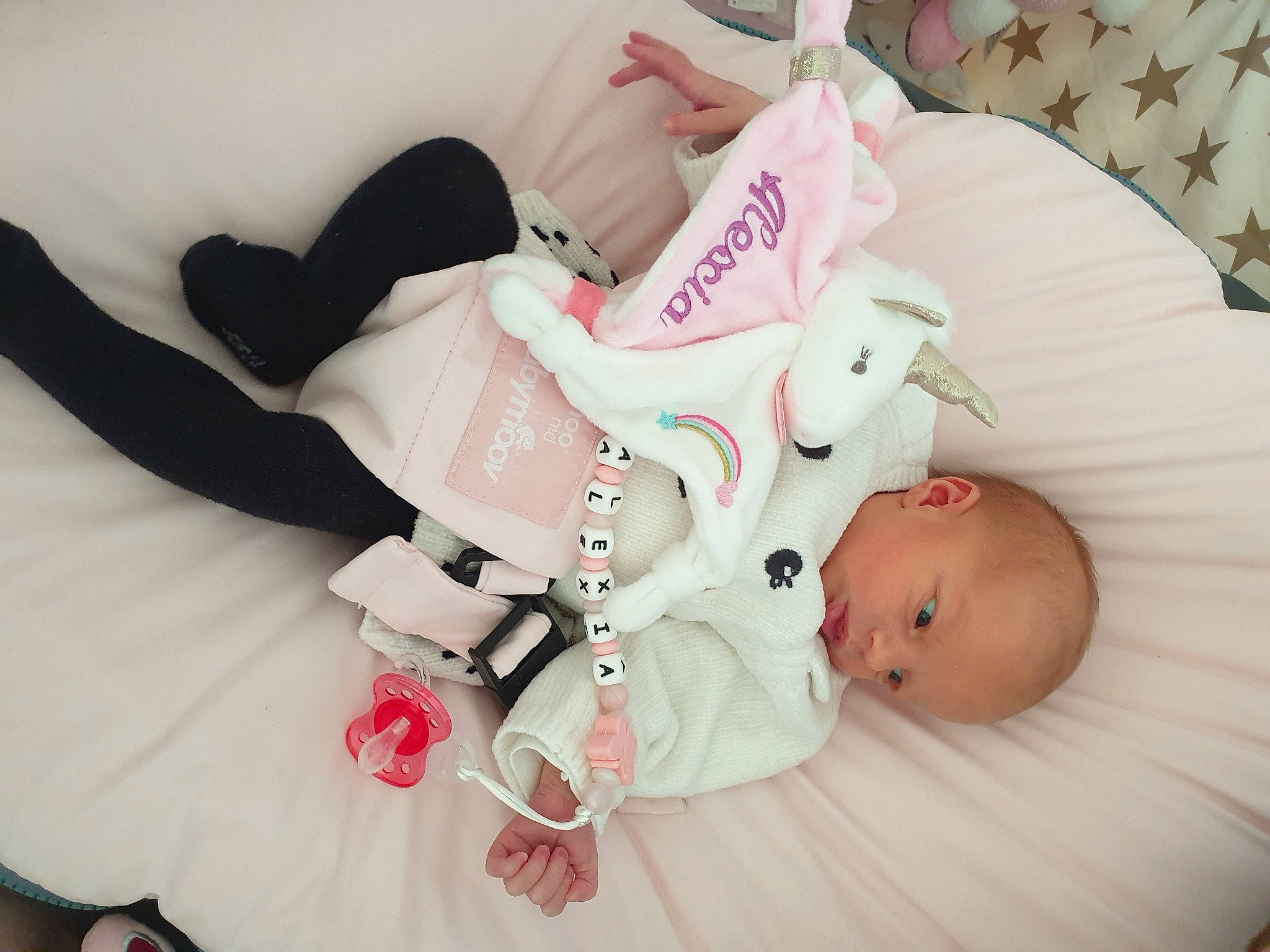 Aléxia participe au concours pour gagner de l'argent avec cette photo : baby, baby_products, baby_toddler_clothing, bed, carmine, child, comfort, finger, foot, leg, linens, nap, person, room, sitting, skin, sleeve, textile, thigh, toddler