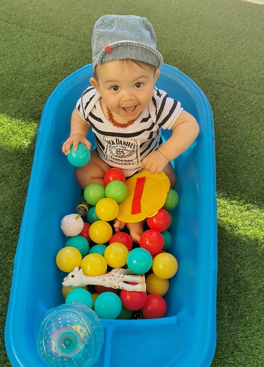 Zakarya participe au concours pour gagner de l'argent avec cette photo : baby_playing_with_toys, baby_toys, child, fun, headwear, holiday, person, play, smile, toddler, toy