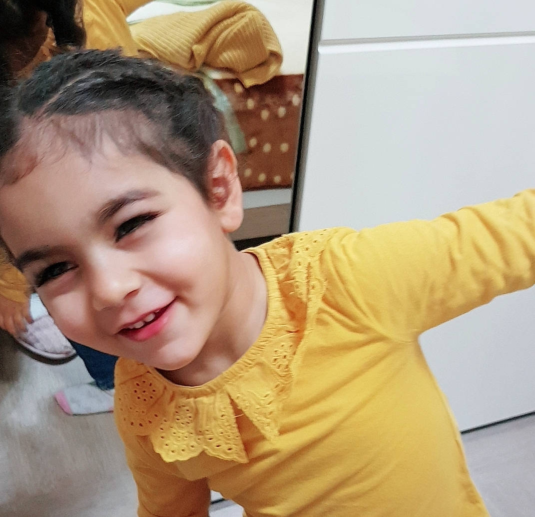 Eline a rejoint le concours — aidez-le/la à gagner de superbes lots ! baby_toddler_clothing, cheek, eyebrow, eyelash, face, finger, flooring, fun, gesture, hair, happy, head, jaw, joy, mouth, neck, nose, person, shoulder, skin