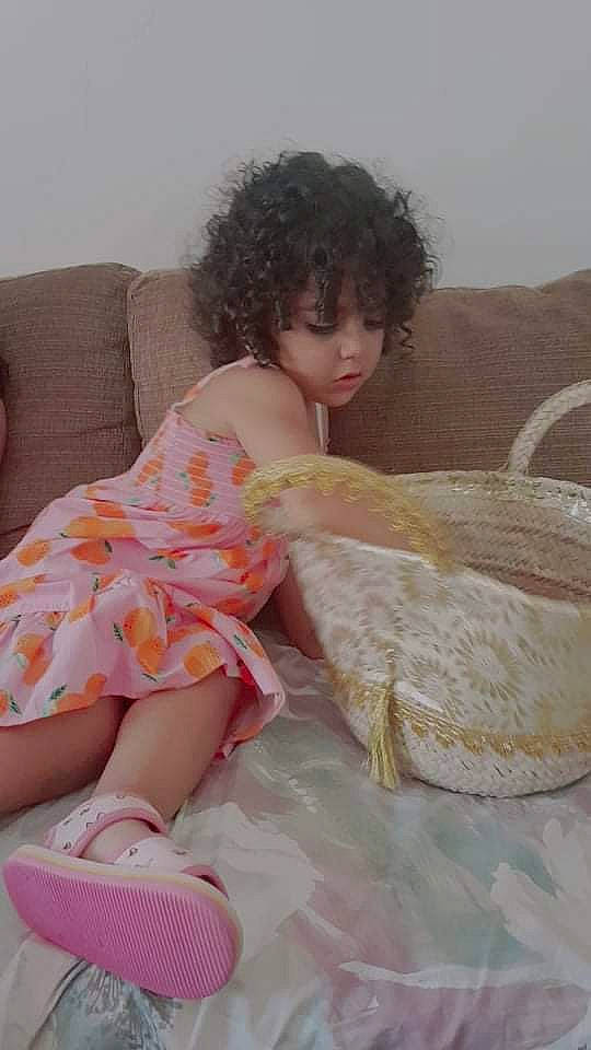 Eline a rejoint le concours — aidez-le/la à gagner de superbes lots ! baby_toddler_clothing, basket, bridal_accessory, child, comfort, day_dress, dress, embellishment, fashion_design, hair, human_leg, long_hair, pattern, peach, person, pink, sitting, skin, thigh, toddler