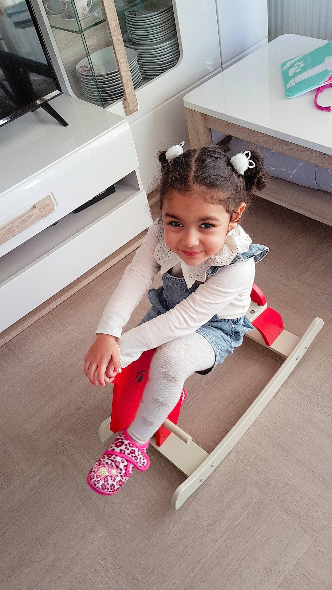 Eline participe au concours pour gagner de l'argent avec cette photo : automotive_design, baby_toddler_clothing, comfort, flash_photography, floor, flooring, happy, human_leg, jeans, joy, knee, leisure, person, shoe, skin, sleeve, smile, sneakers, thigh, toddler