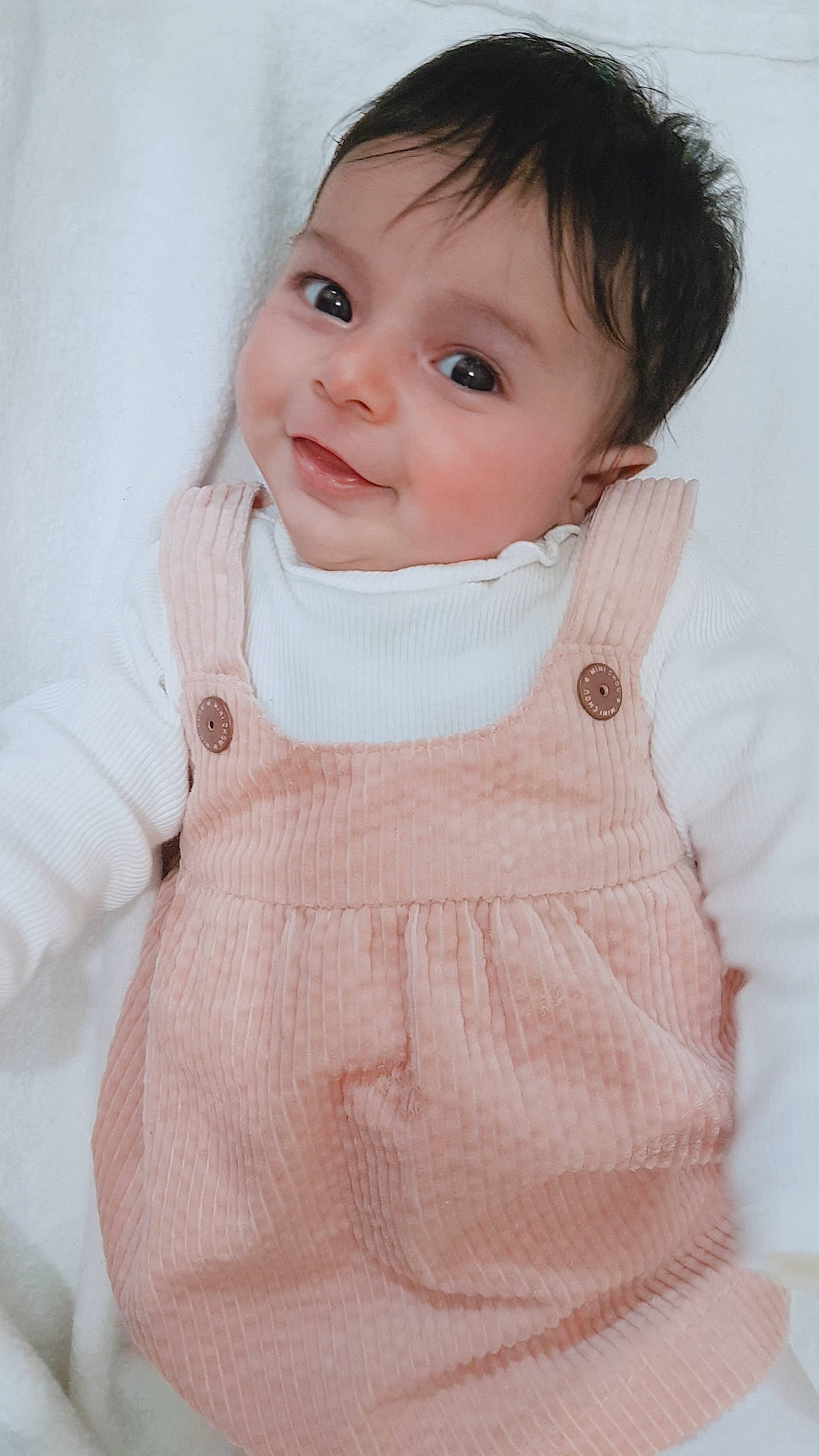 Jana a rejoint le concours — aidez-le/la à gagner de superbes lots ! arm, baby_toddler_clothing, cheek, chin, eye, eyebrow, eyelash, hair, head, iris, lip, neck, nose, outerwear, person, pink, skin, sleeve, smile, textile