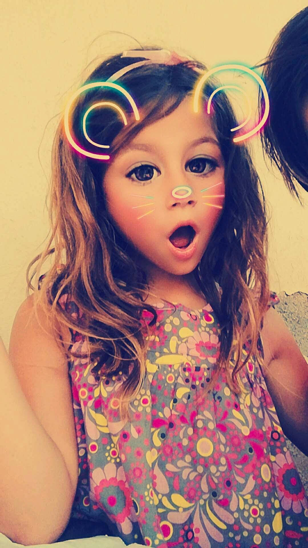 Léona participe au concours pour gagner de l'argent avec cette photo : beauty, brown_hair, cheek, child, child_model, cool, ear, eye, eyebrow, face, forehead, hair, hair_accessory, hairstyle, head, lip, long_hair, nose, person, pink