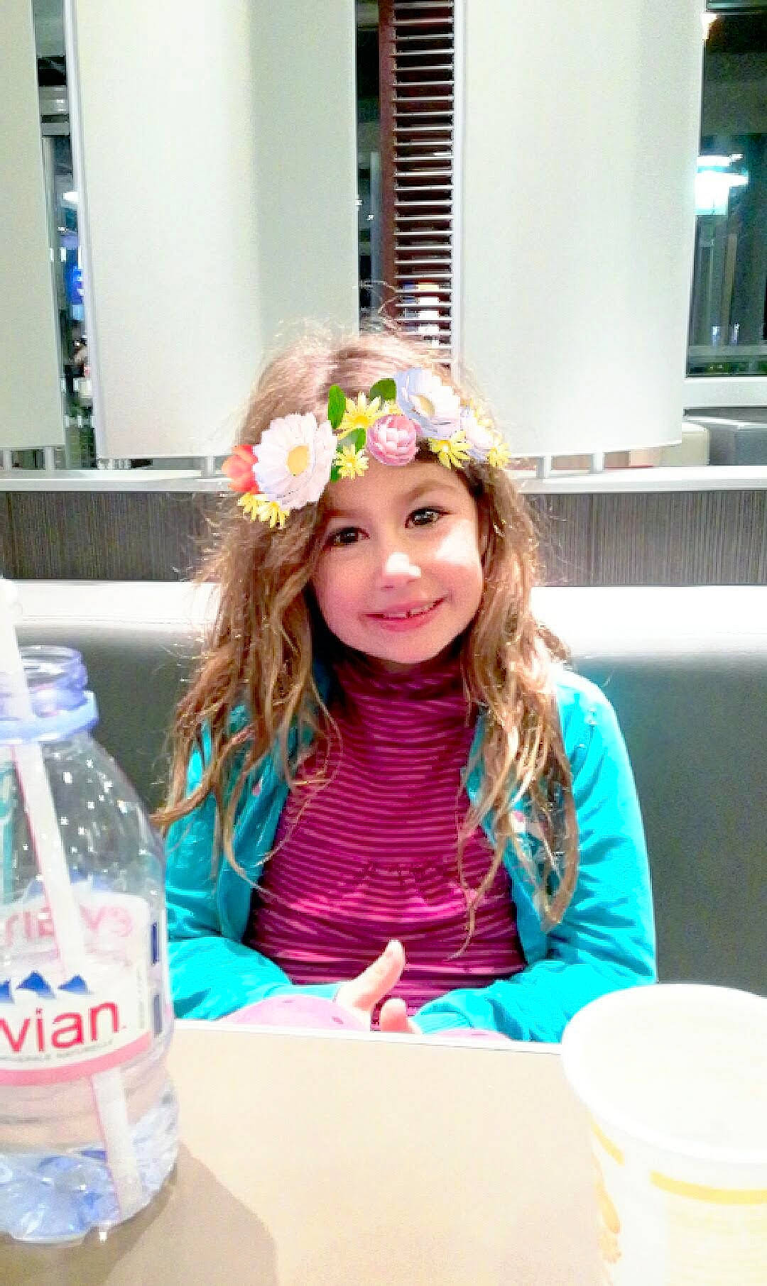 Léona a rejoint le concours — aidez-le/la à gagner de superbes lots ! bottle, child, drinkware, headwear, joy, person, plastic_bottle, tableware, water, water_bottle