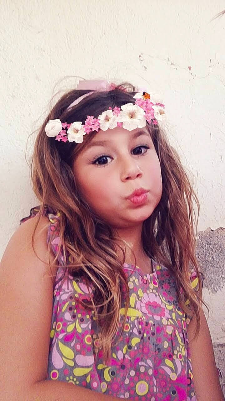 Léona participe au concours pour gagner de l'argent avec cette photo : beauty, brown_hair, child, child_model, clothing, crown, fashion_accessory, flower, forehead, hair, hair_accessory, hairstyle, headband, headgear, headpiece, headwear, lip, long_hair, person, petal