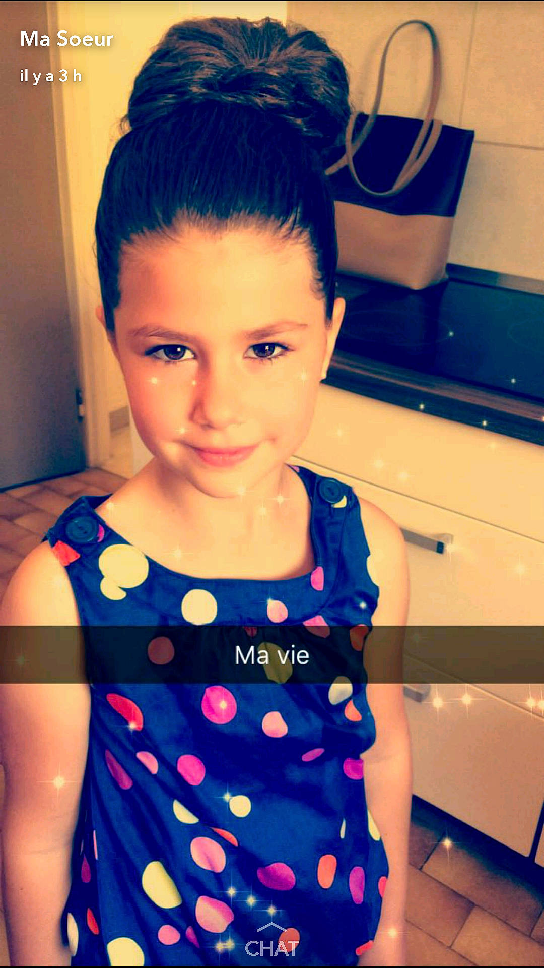 Léona a rejoint le concours — aidez-le/la à gagner de superbes lots ! black_hair, child, child_model, cool, design, eye, face, forehead, hair, hairstyle, pattern, person, polka_dot, smile, toddler