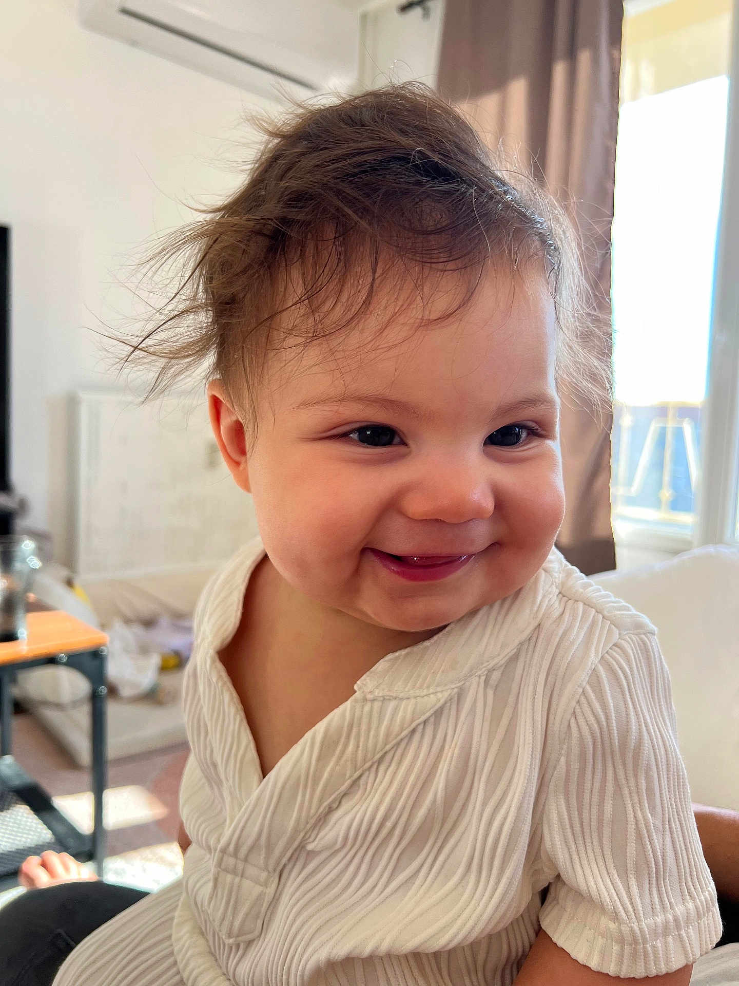 Ethan a rejoint le concours — aidez-le/la à gagner de superbes lots ! baby, child, smile, face, hair, white_clothing, indoors, sunlight, portrait, happy, cute, skin, person, toddler, sitting, texture, cozy, casual, expression, young