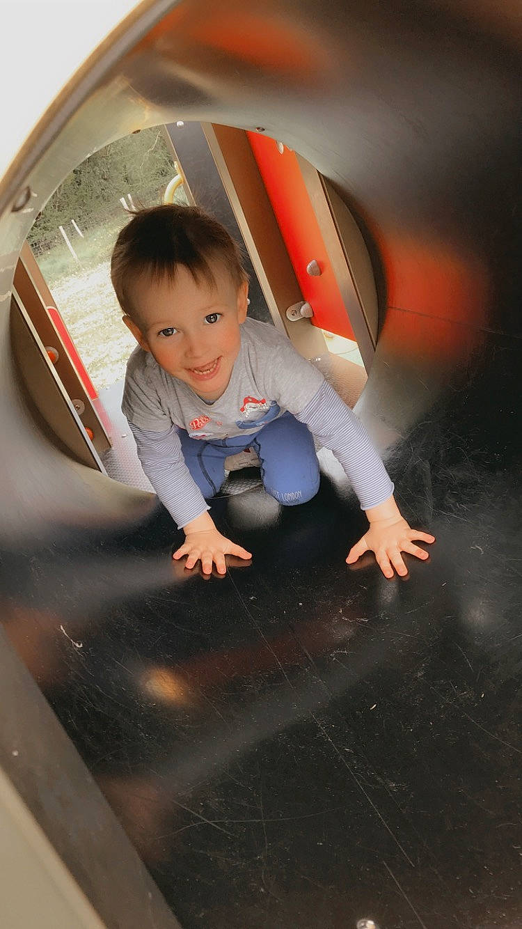 Lyam a rejoint le concours — aidez-le/la à gagner de superbes lots ! auto_part, automotive_design, automotive_wheel_system, baby, circle, flash_photography, flooring, fun, joy, leisure, person, play, recreation, room, sitting, stairs, t_shirt, tints_and_shades, toddler, vehicle_door