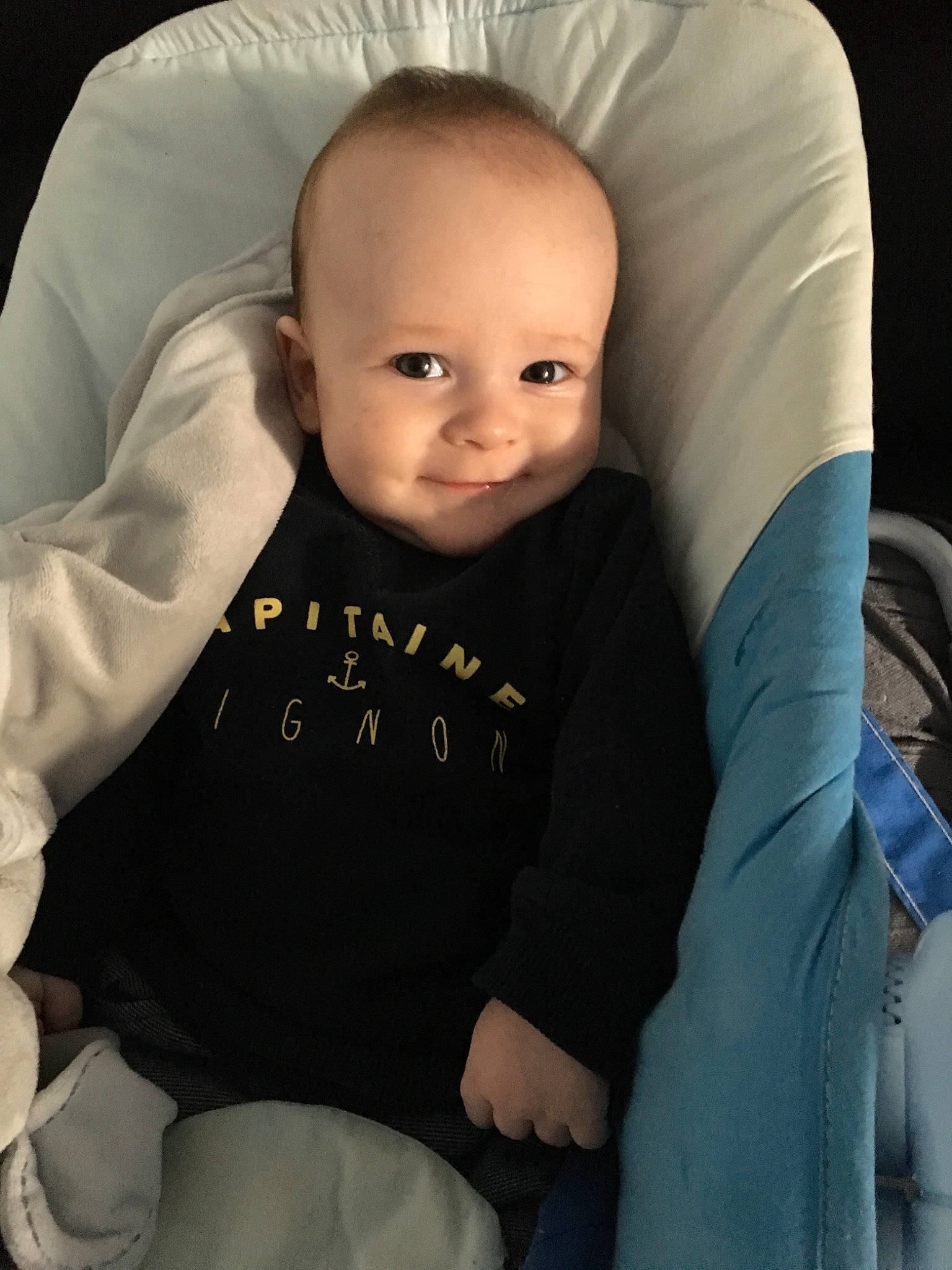 Lyam a rejoint le concours — aidez-le/la à gagner de superbes lots ! arm, baby, baby_products, blue, cheek, child, eye, face, forehead, head, lip, person, product, sitting, skin, sleeve, smile, toddler