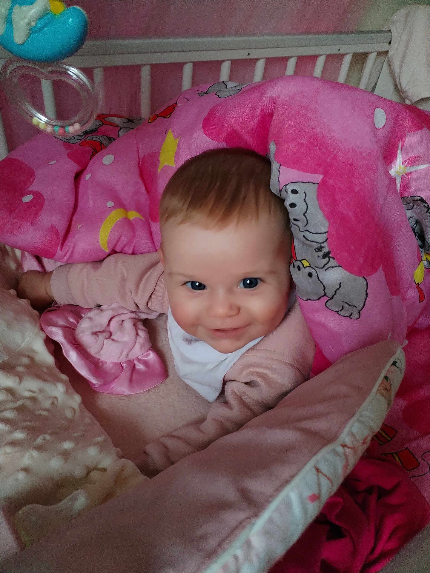 Bilyana a rejoint le concours — aidez-le/la à gagner de superbes lots ! baby, child, blanket, pink, crib, toy, smile, face, infant, cute, soft, comfort, bed, clothing, indoor, happy, portrait, toddler, playful, cozy