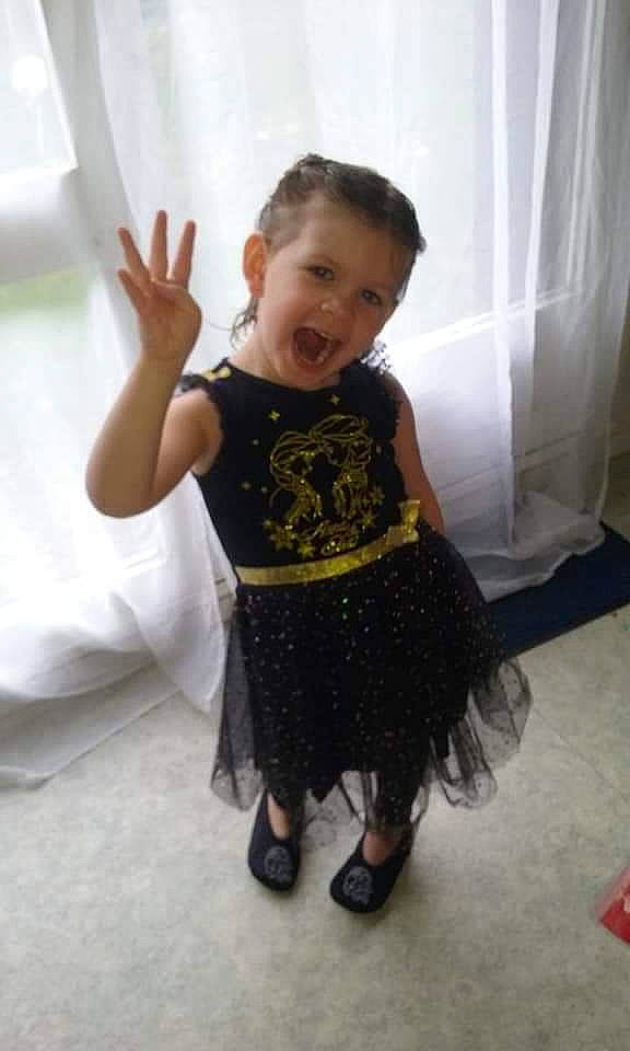 Alice a rejoint le concours — aidez-le/la à gagner de superbes lots ! arm, child, clothing, costume, day, design, dress, fun, girl, hair, hairstyle, leg, outerwear, person, product, shoulder, skin, standing, textile, toddler