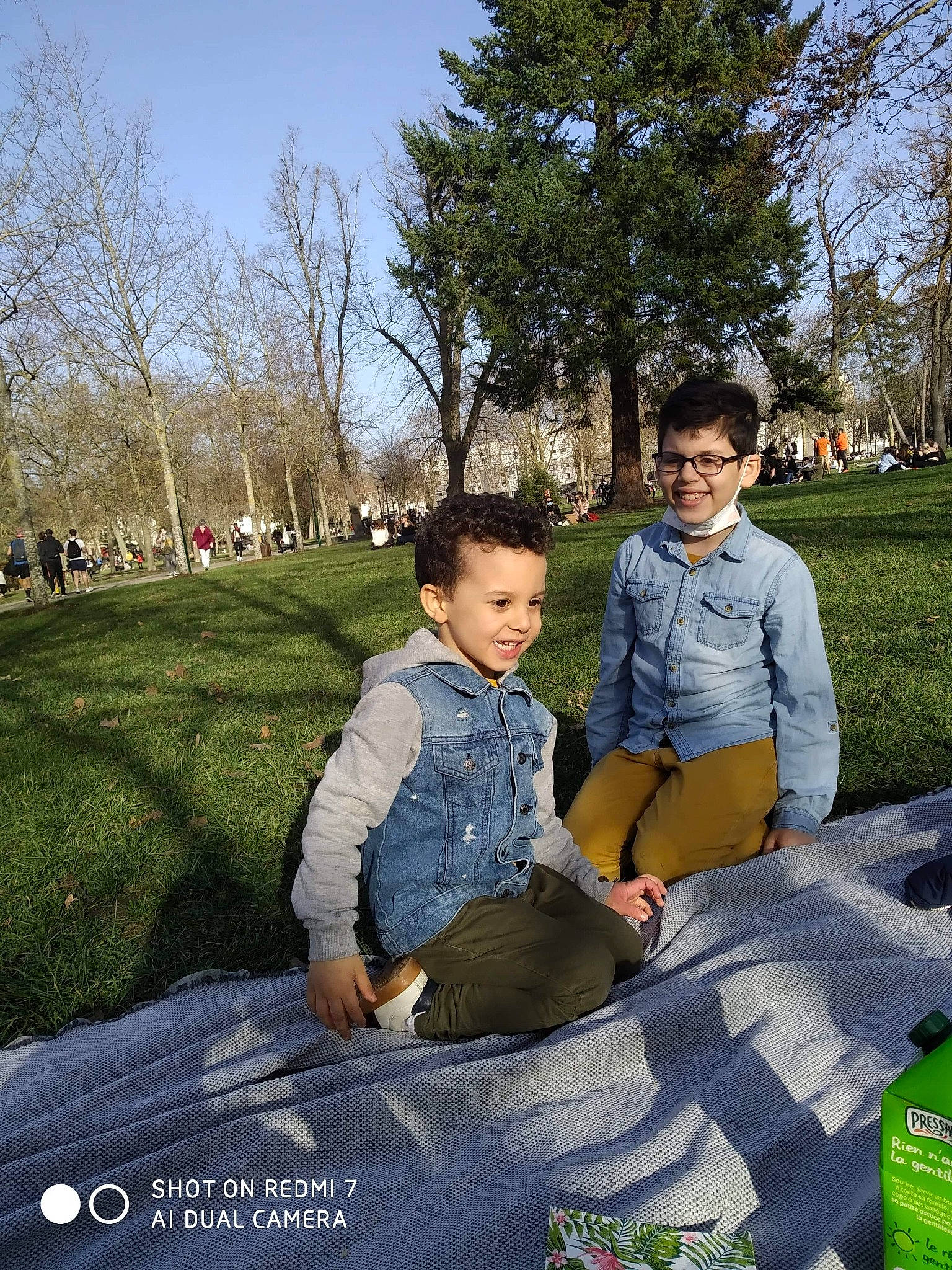 Saif participe au concours pour gagner de l'argent avec cette photo : child, event, family_car, fun, grass, grassland, happy, joy, lap, leisure, luxury_vehicle, motor_vehicle, people_in_nature, person, plant, recreation, sitting, sky, t_shirt, toddler