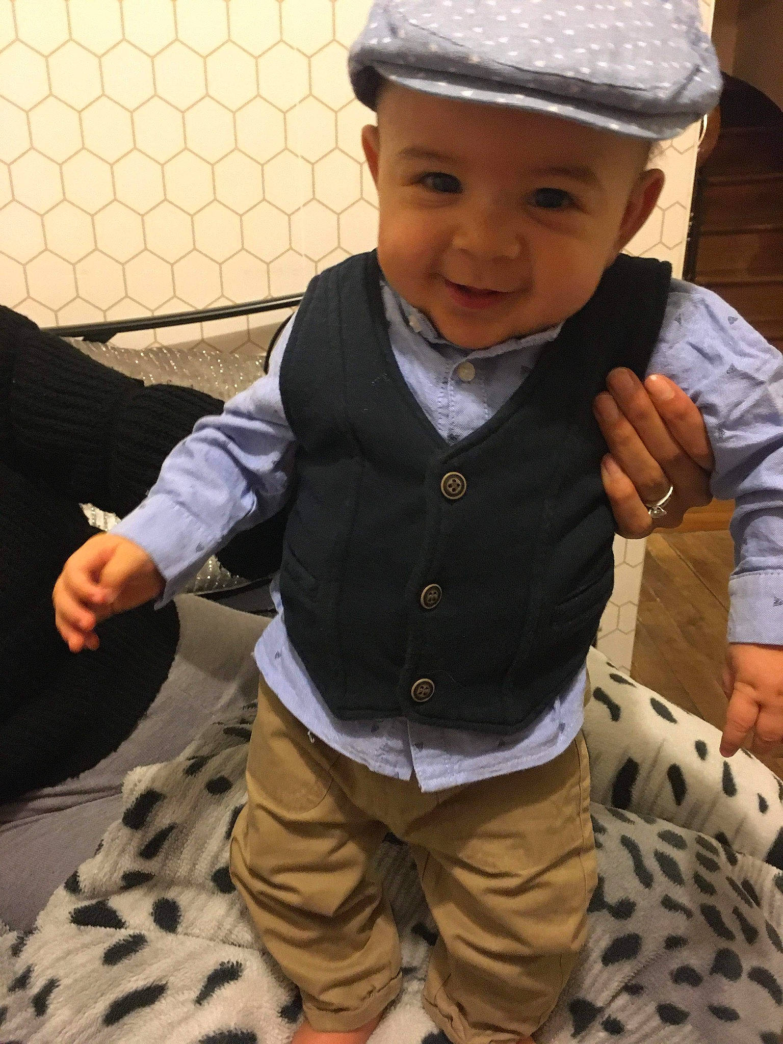 Ali participe au concours pour gagner de l'argent avec cette photo : arm, baby, baby_toddler_clothing, cap, cheek, child, cool, eye, facial_expression, finger, fun, gesture, happy, head, headgear, headwear, joy, khaki_pants, person, skin