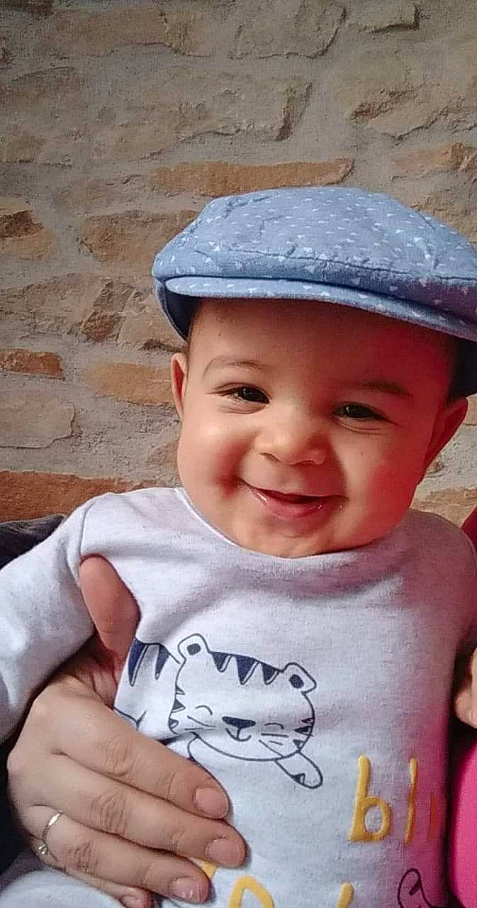 Ali a rejoint le concours — aidez-le/la à gagner de superbes lots ! baby_toddler_clothing, cap, cheek, chin, eyebrow, face, facial_expression, hand, happy, head, headwear, human, iris, joy, lip, mouth, nose, organ, person, photograph